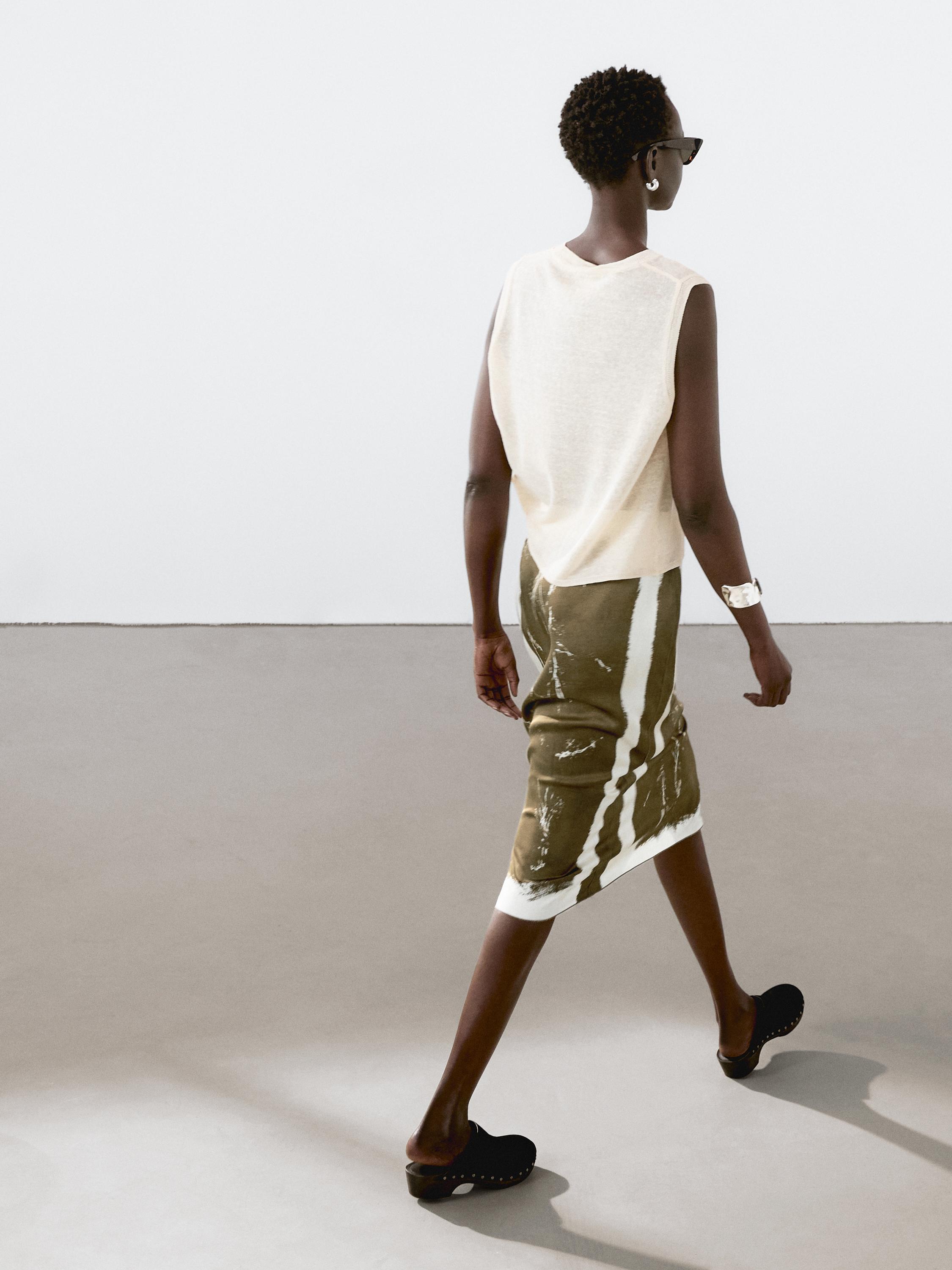 Sleeveless top in flowing fabric