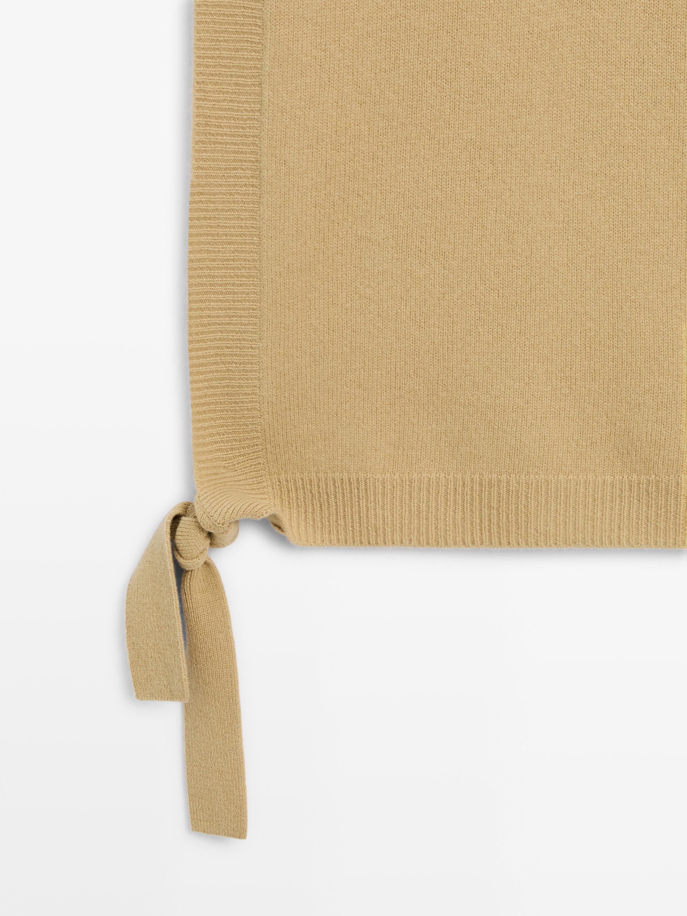 V-neck bib with tie details — GREEN