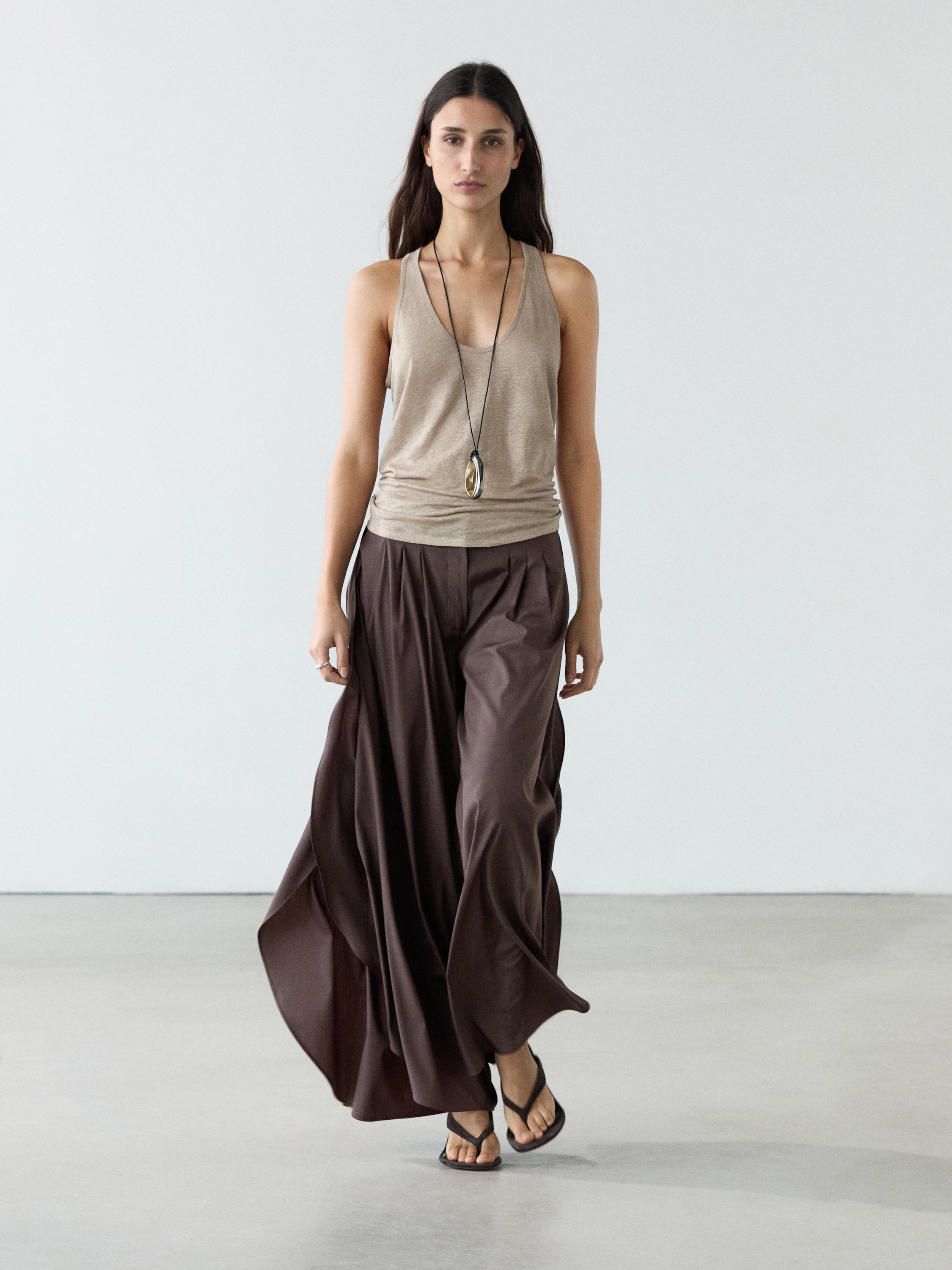 Pantalón ancho pliegues aberturas laterales