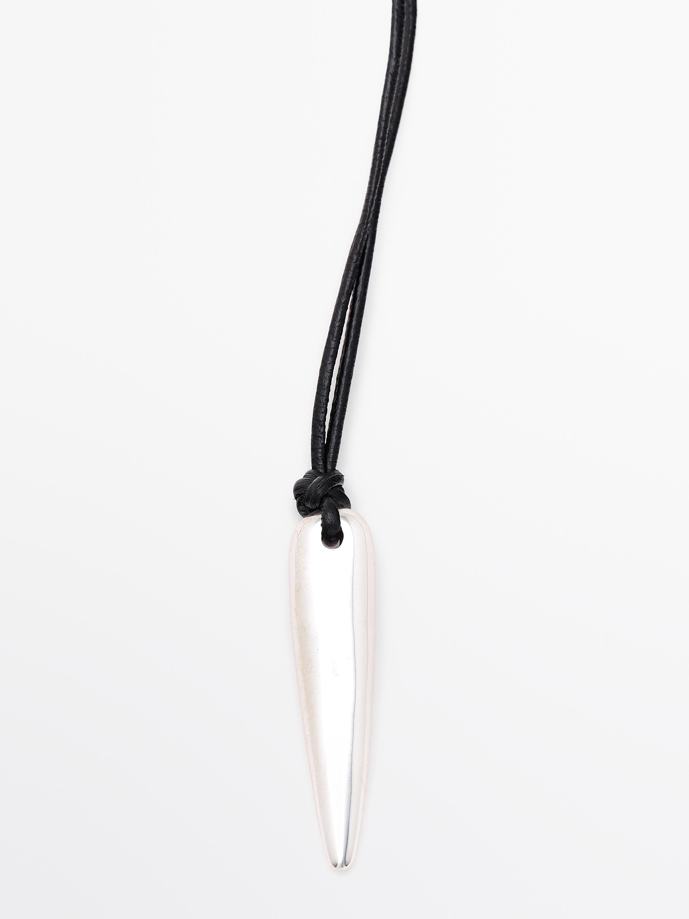 Skórzany naszyjnik z wisiorkiem w kształcie wahadła