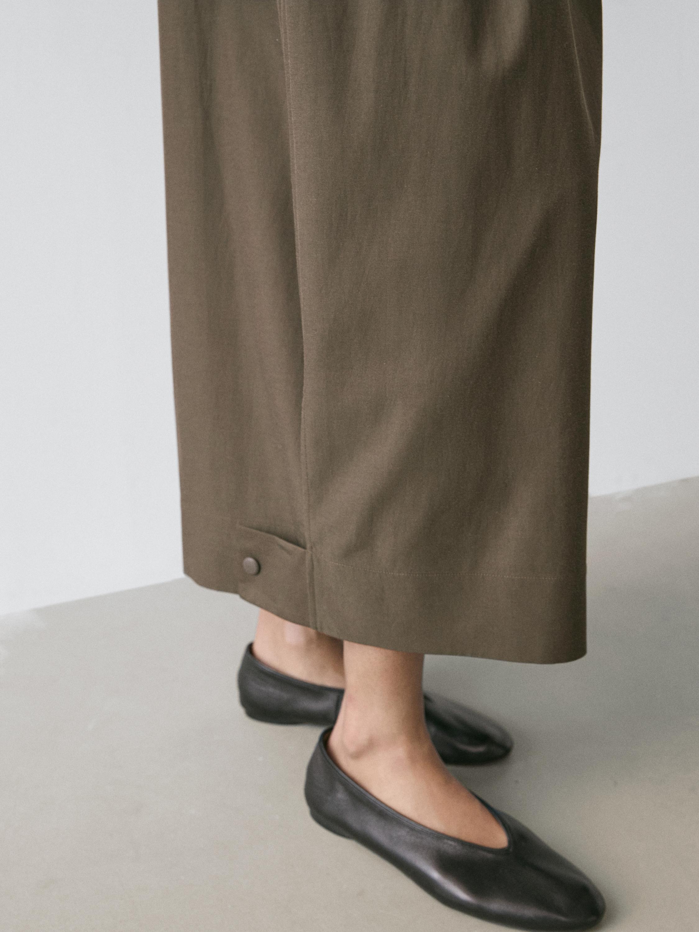 Midi skirt with box pleats — KHAKI
