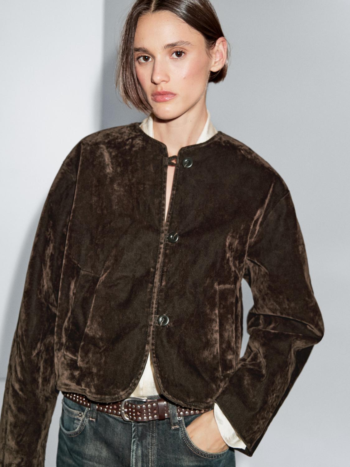 Jaqueta denim curta acabat flock