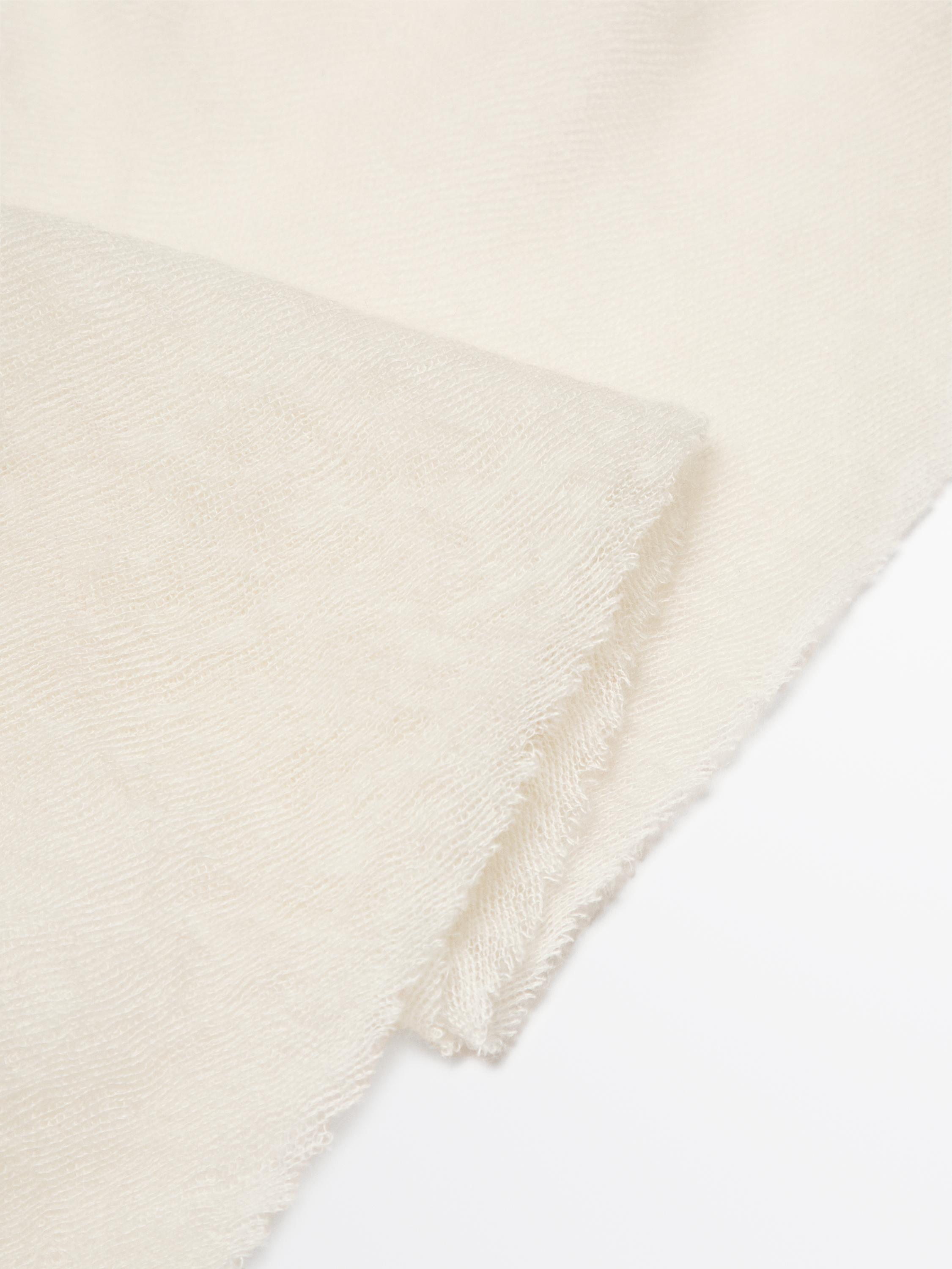 100% cashmere scarf with melange detail