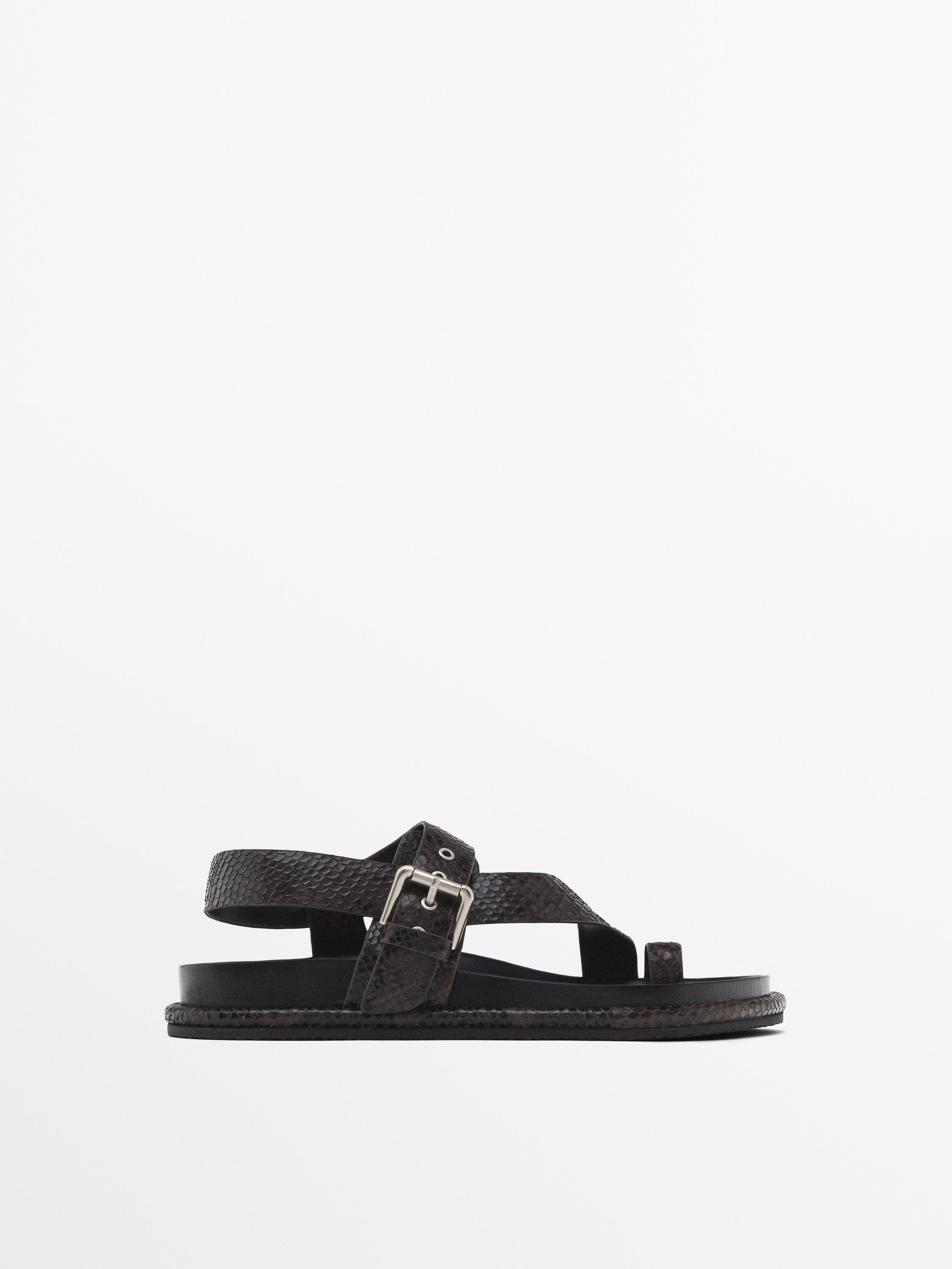 Printed sandals with toe divider