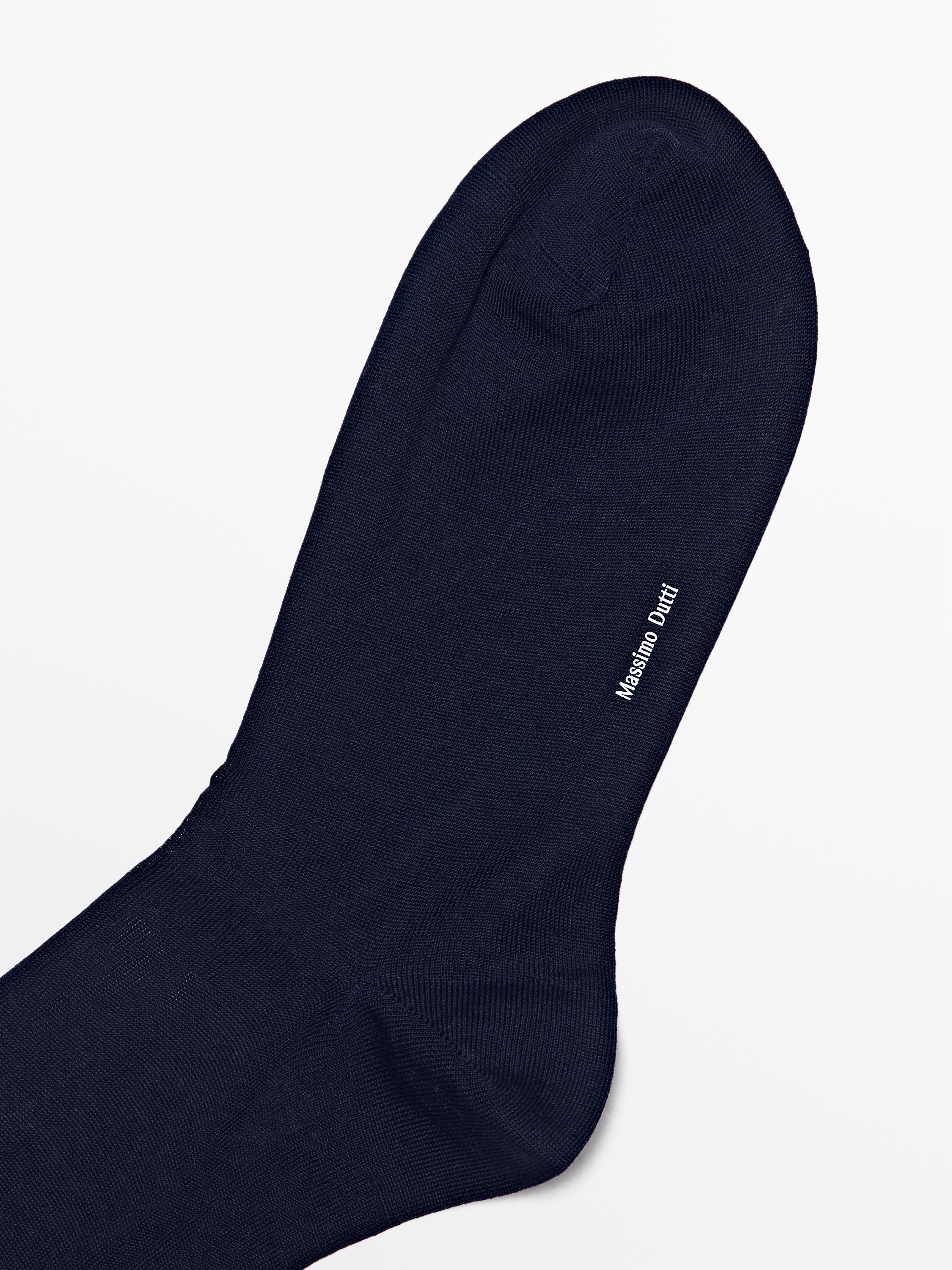 Однотонные носки в строгом стиле