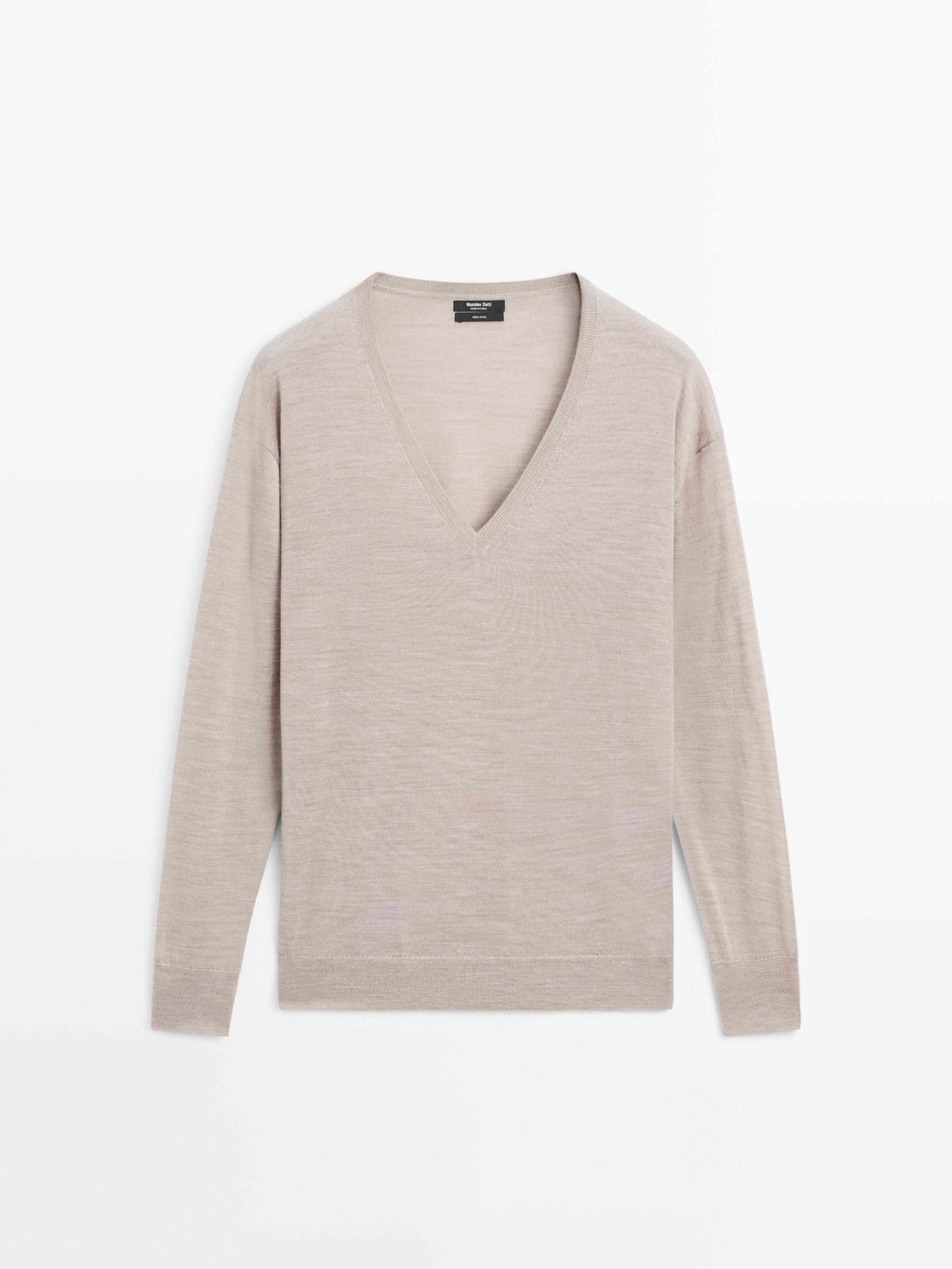 Vista frontal de camisola oversize em tom de vison com decote em V e mangas compridas.