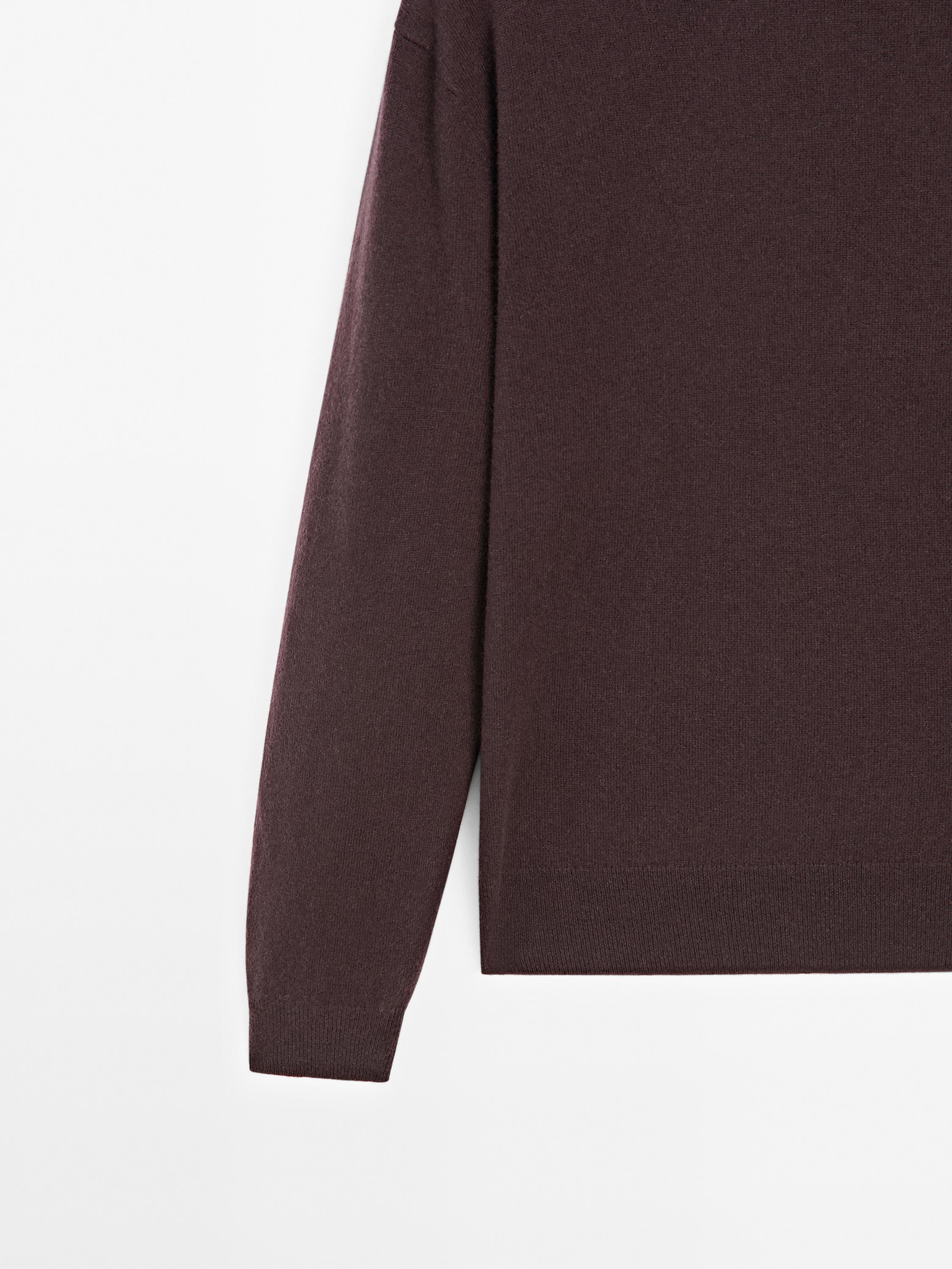 Cashmere knit sweater with a crew neck