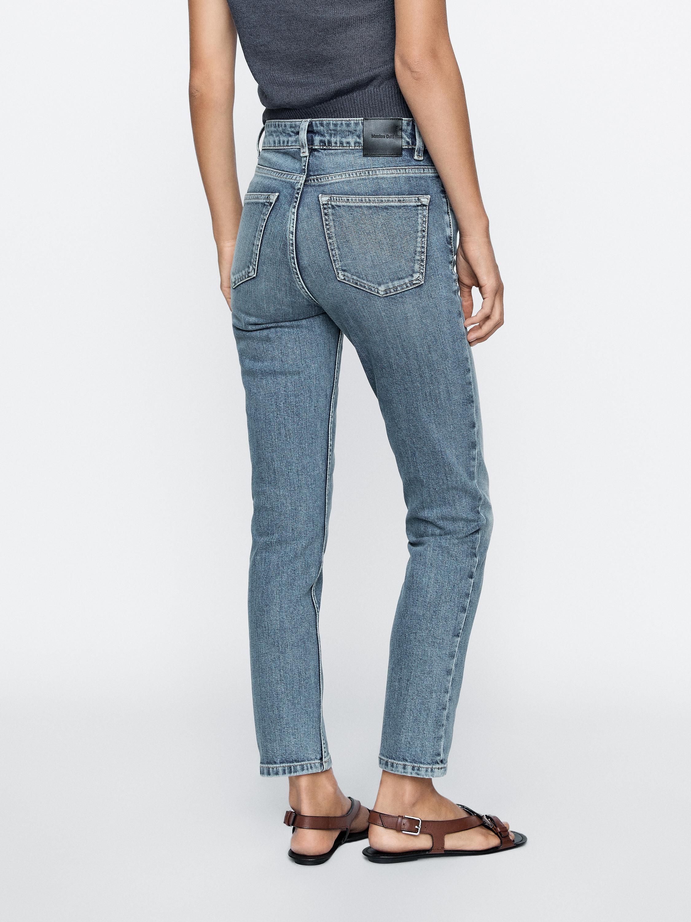 Jeans slim fit tiro medio