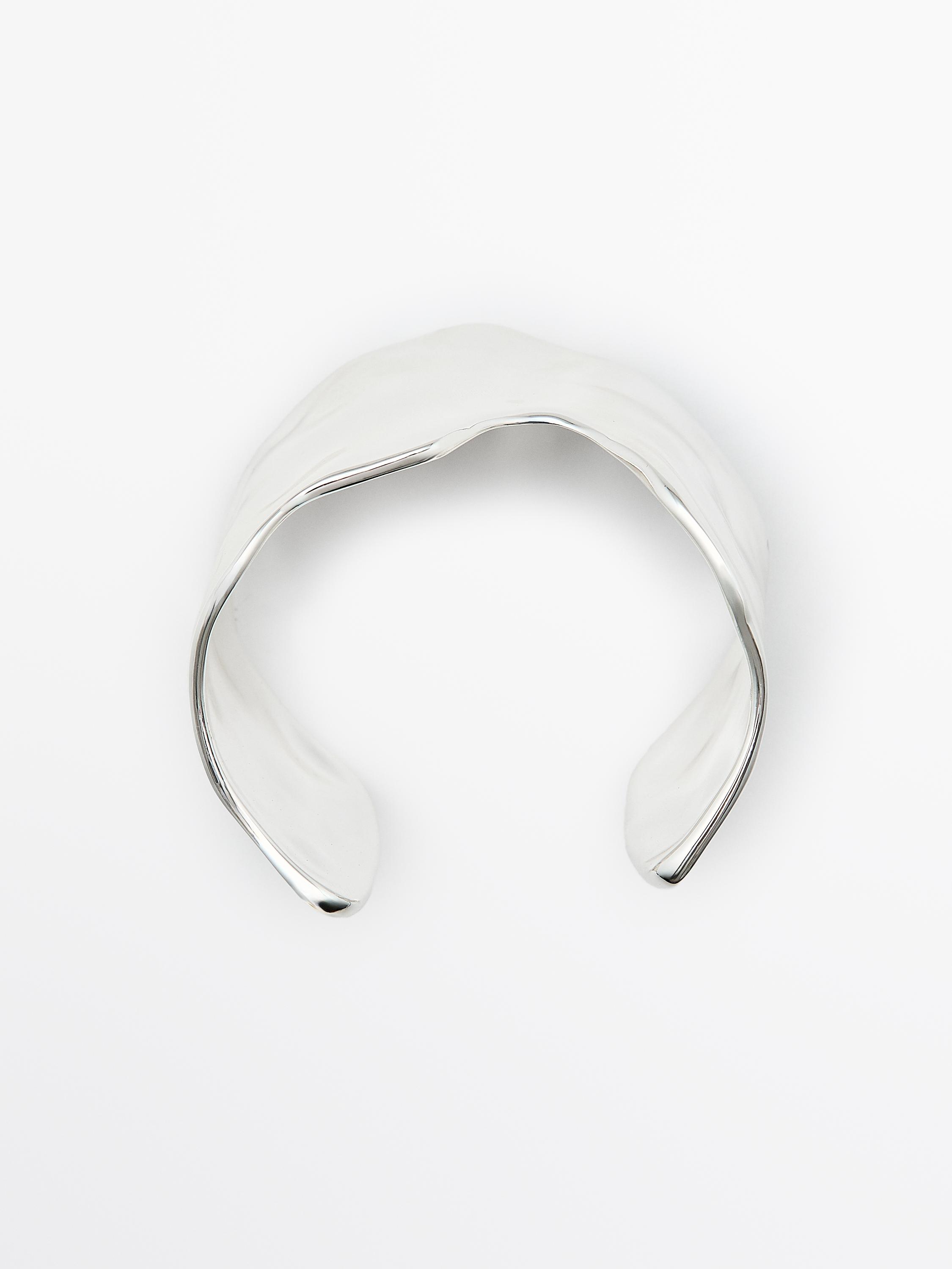 Vòng tay rộng không đều