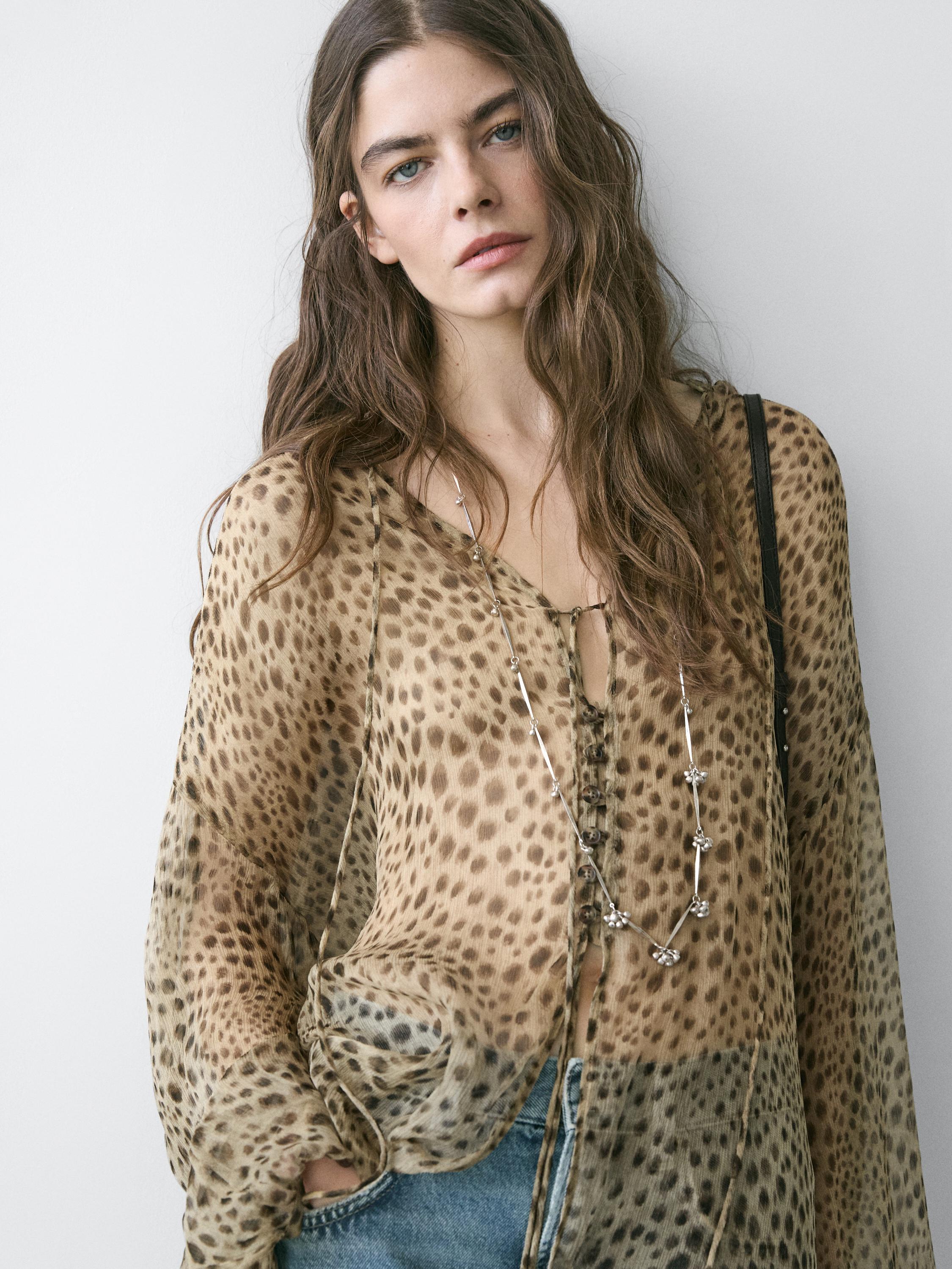 Vabalt langev loomanahamustriga pluus