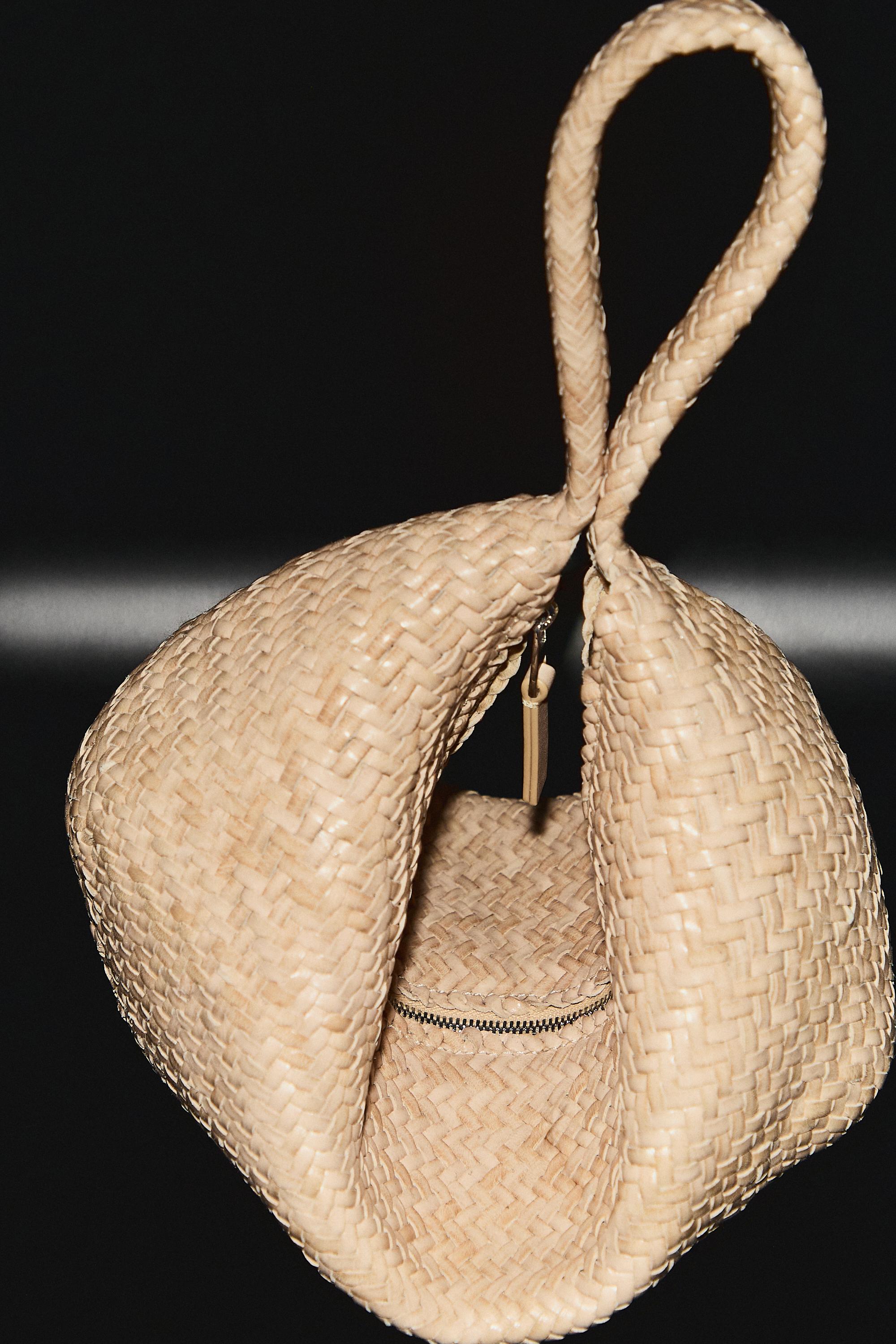 Kleine Schultertasche aus geflochtenem Leder