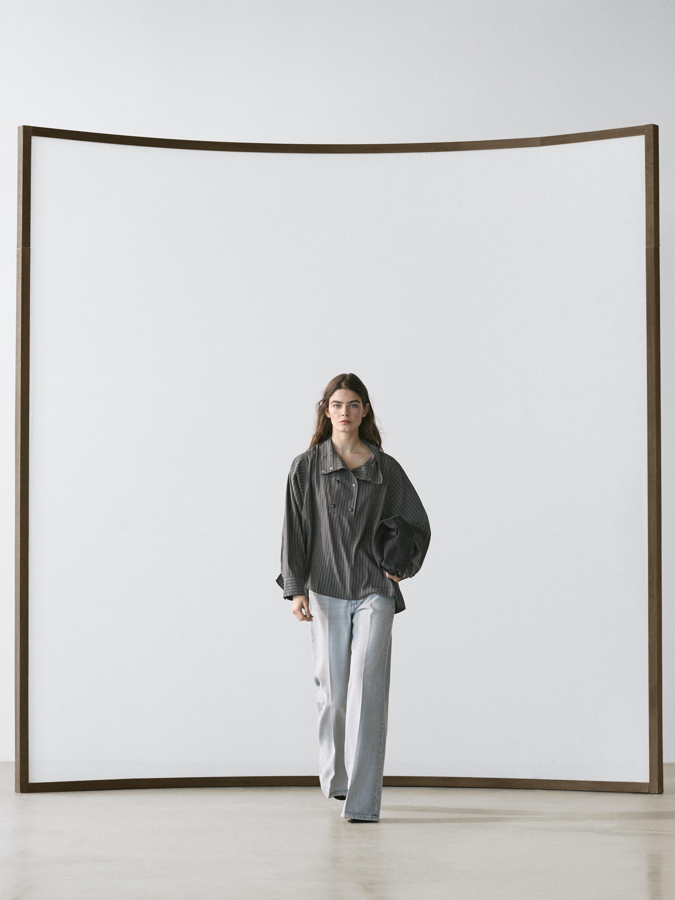 Fließendes graues Hemd-Set mit Streifen, Kragendetail und heller Hose mit geradem Bein.