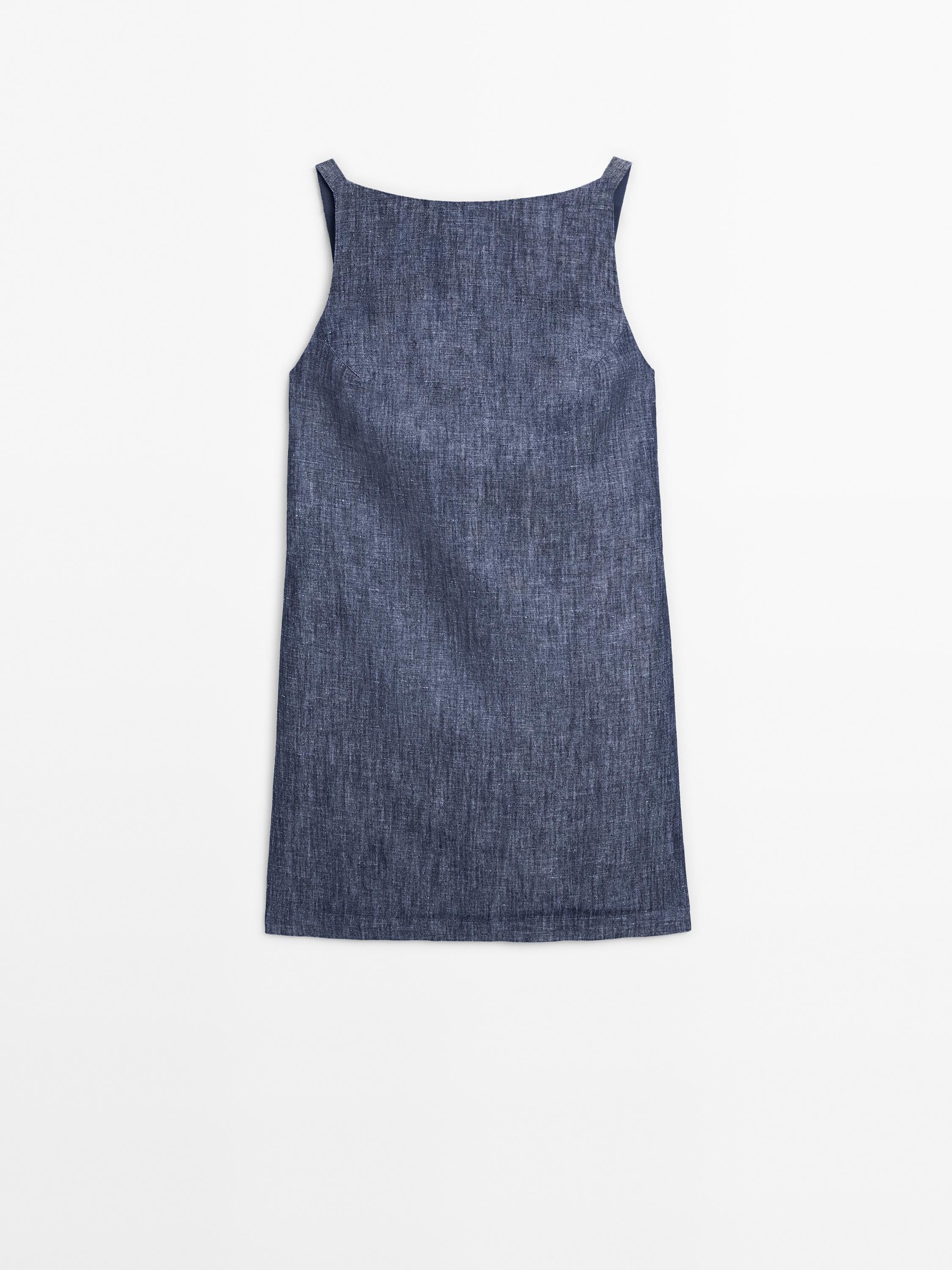 Short dress with low-cut back