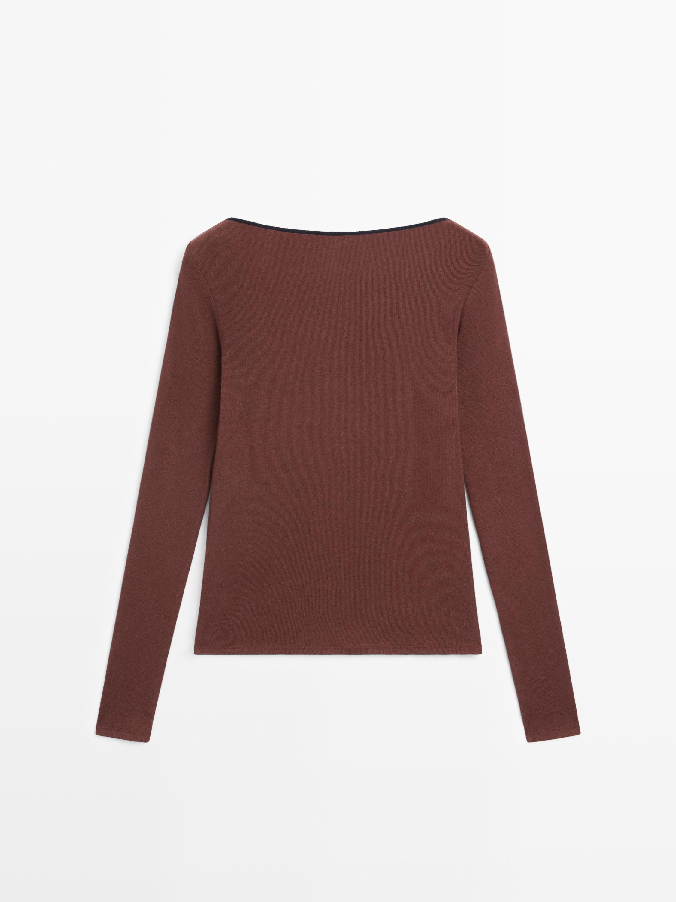 Top mit farblich abgesetztem Detail