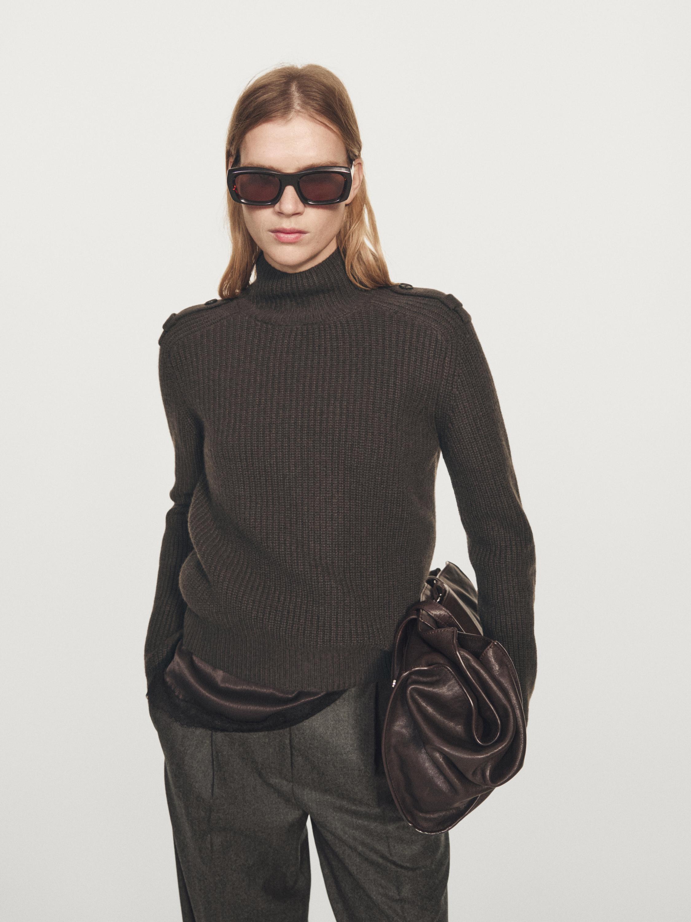 Pleteni pulover s detaljem na ramenima