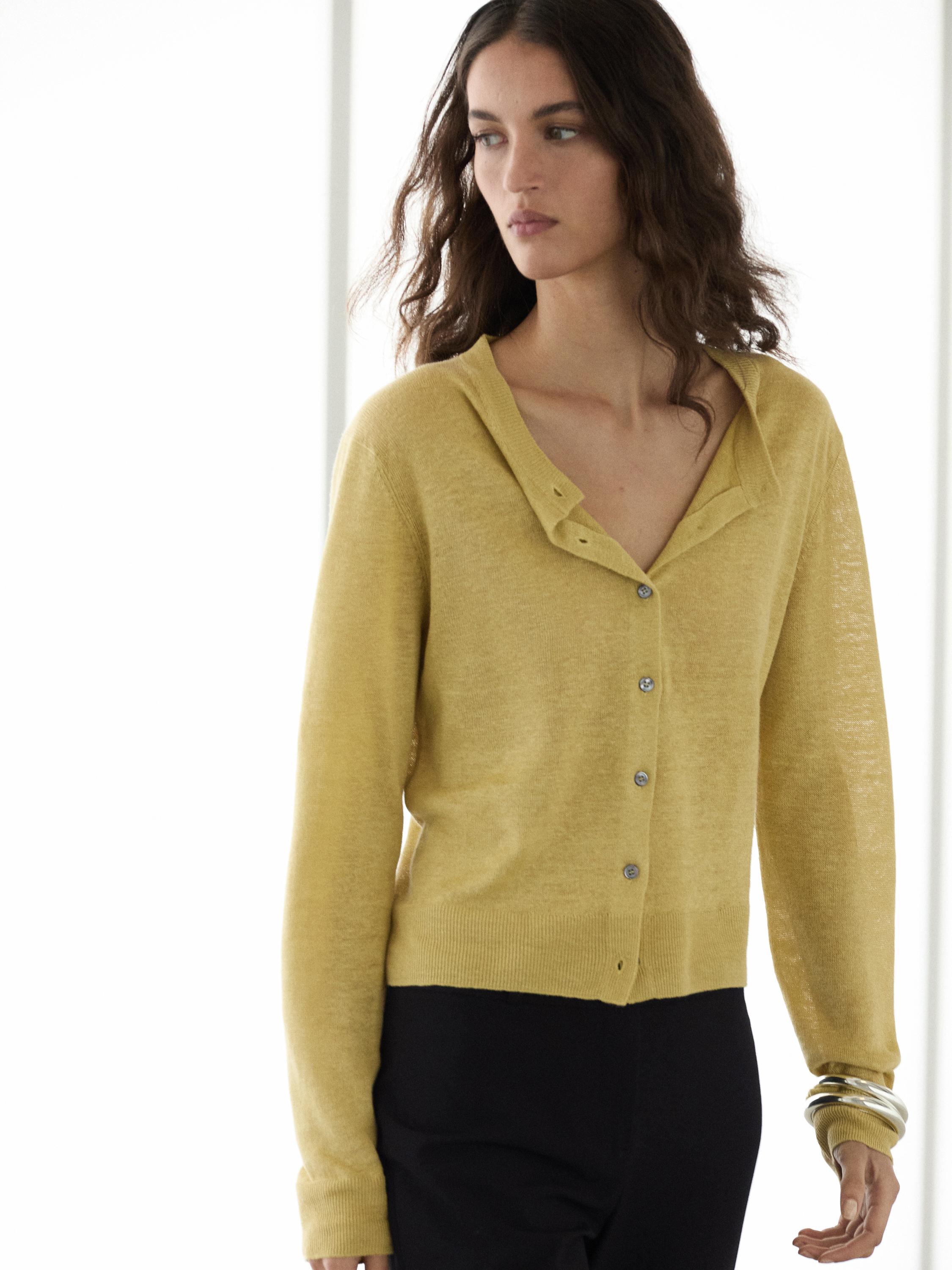 Conxunto de cárdigan curto lima con botóns e pantalóns negros.