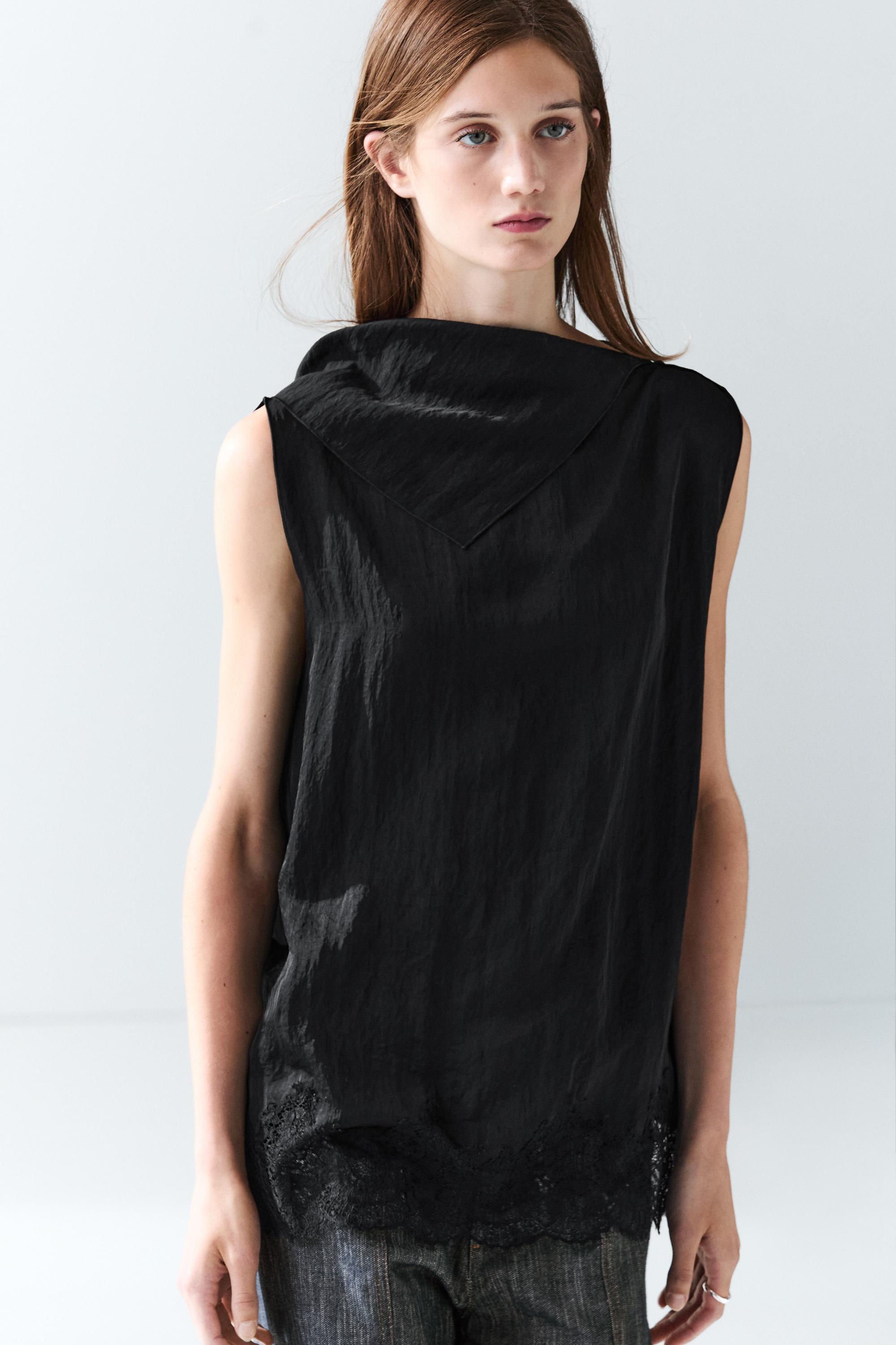 Loose fit top med blondedetalje
