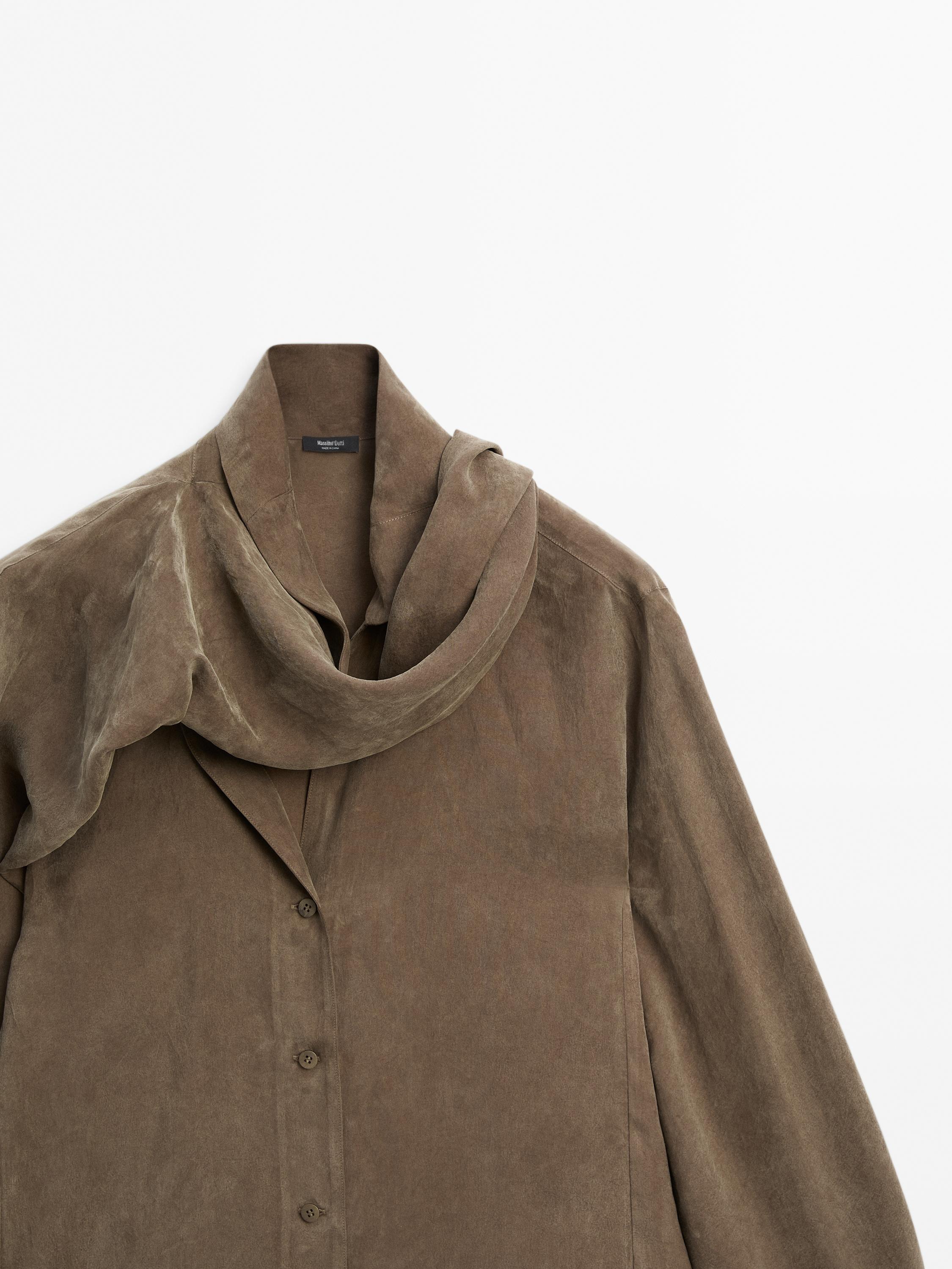Camicia con allacciatura al collo