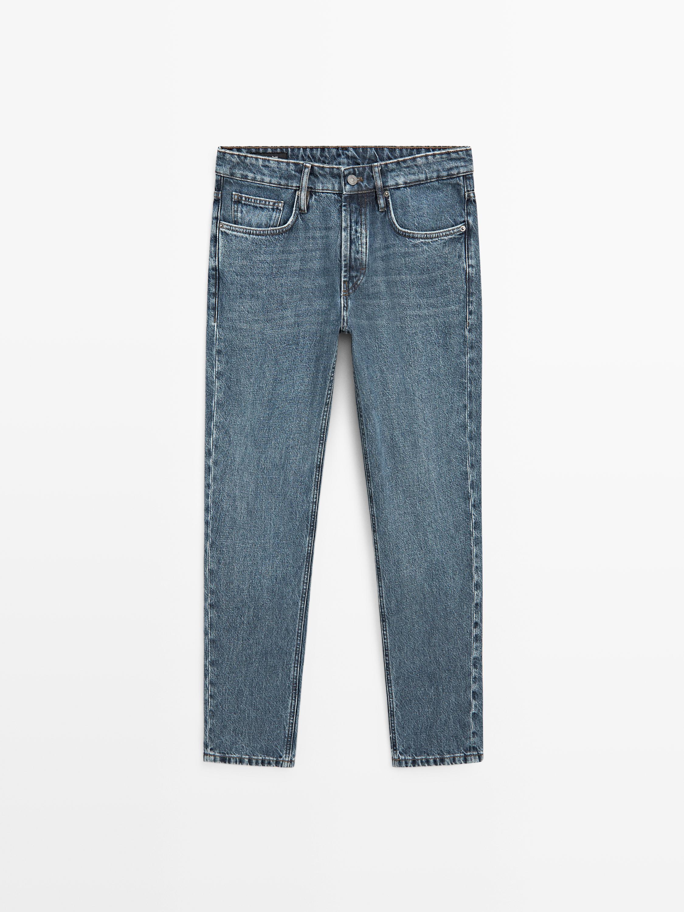 Vorderansicht einer dunkelblauen Slim-Fit-Jeans mit Vorder- und Gesäßtaschen, Knopf- und Reißverschluss.