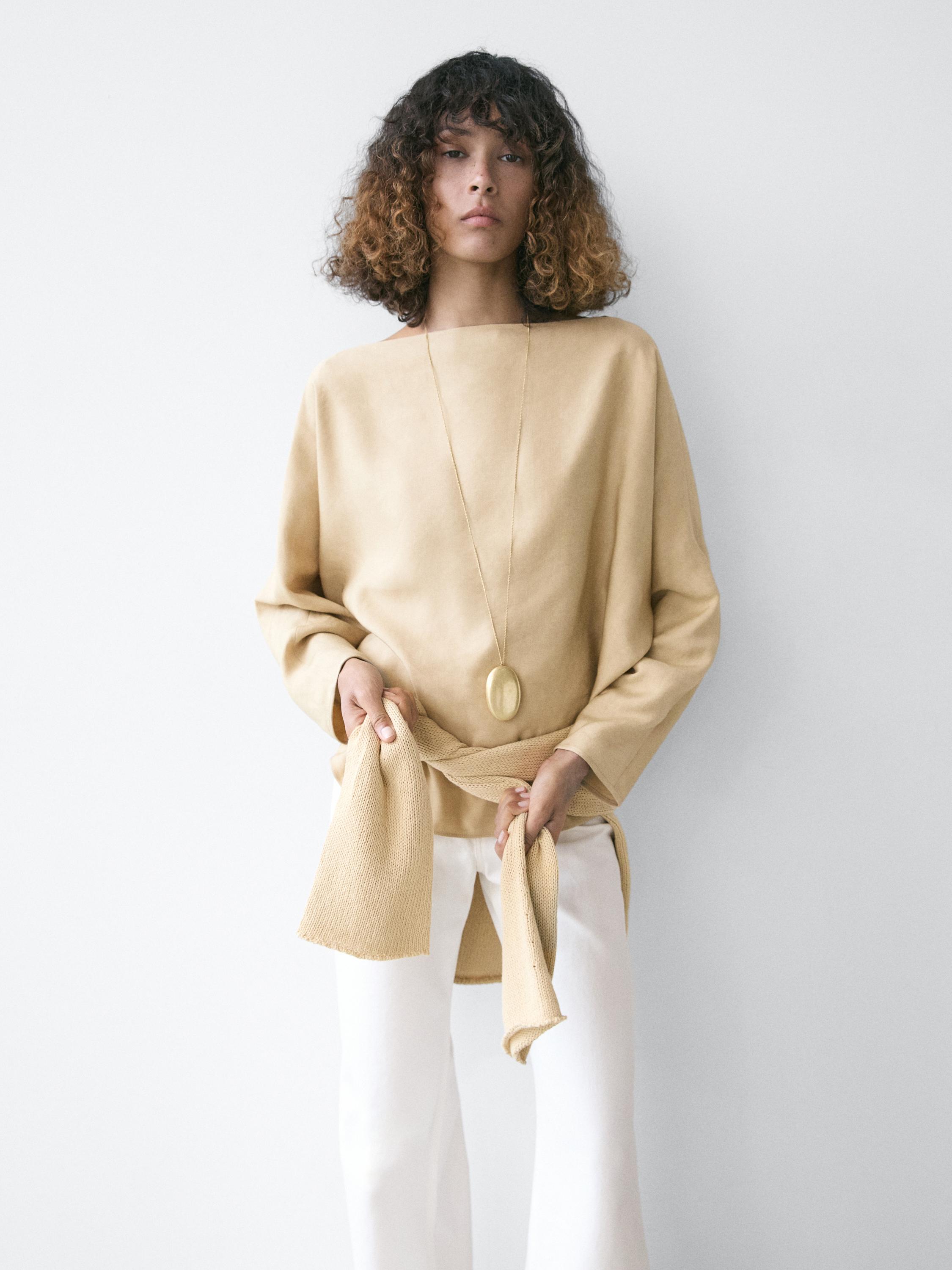 Beige set van boothalshemd en witte broek.