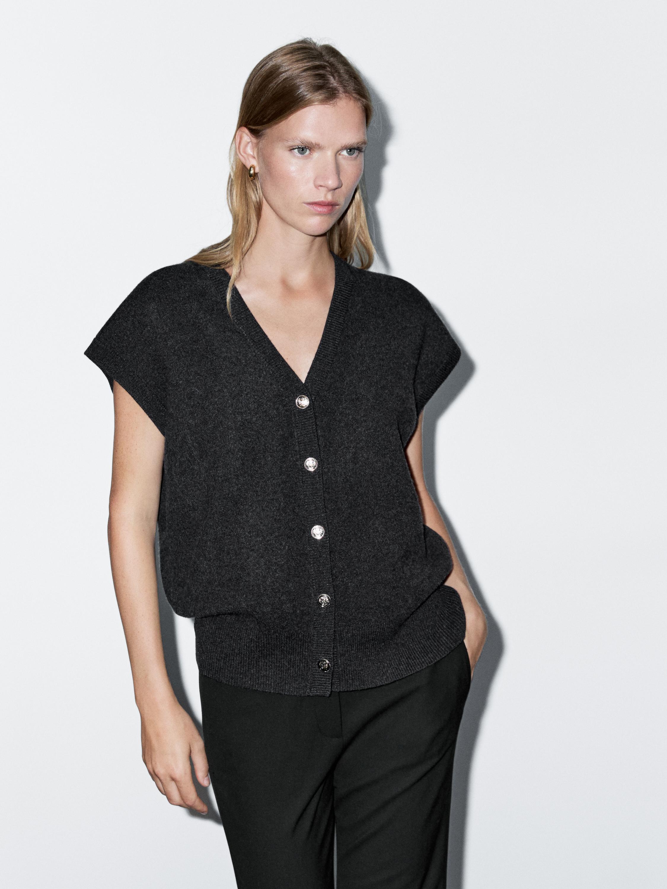 Knit vest with golden buttons