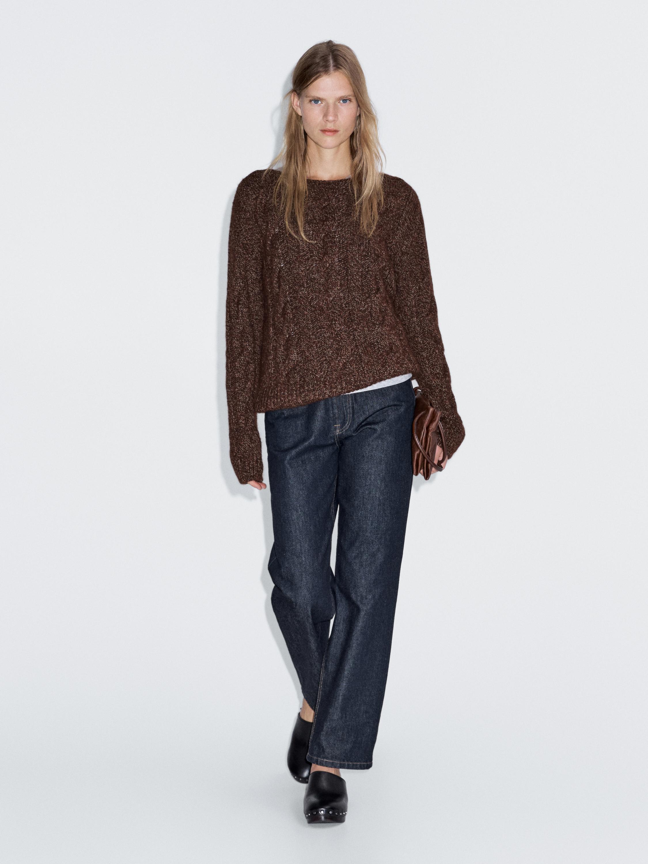 Свитер с узором «косы» и вырезом «лодочка»