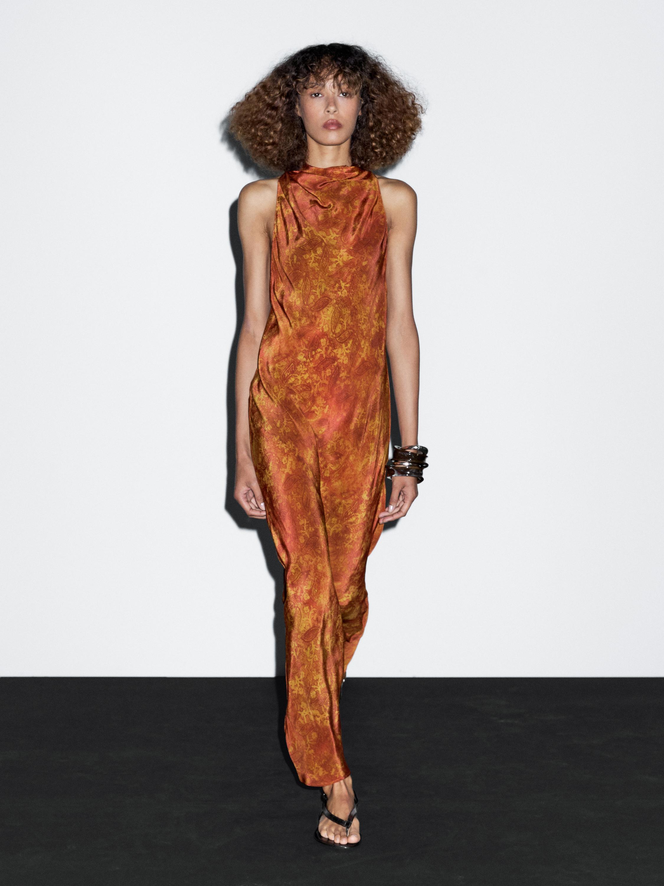 Μακρύ χυτό εμπριμέ φόρεμα