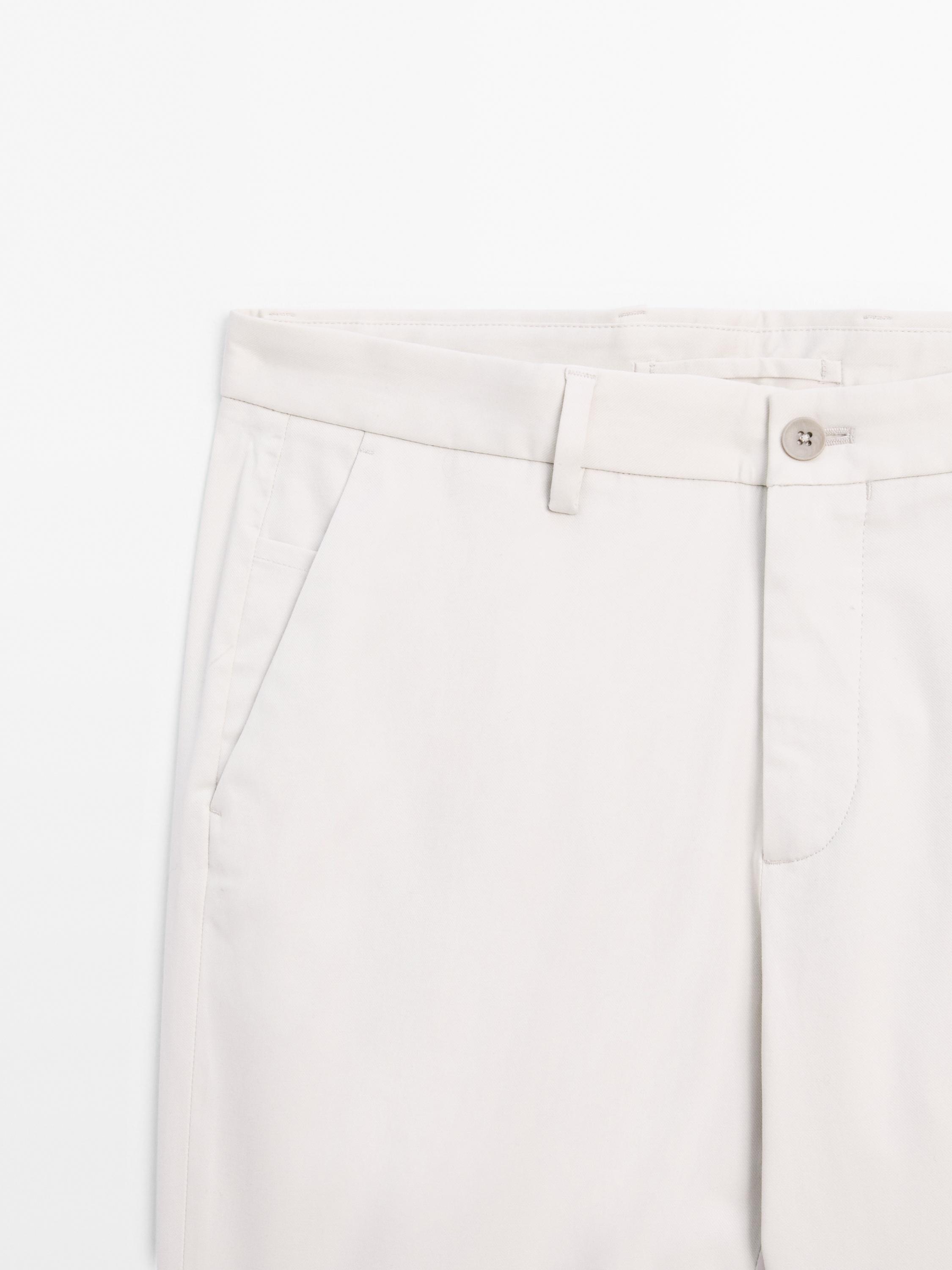 Slim fit панталони од мешавина со памук
