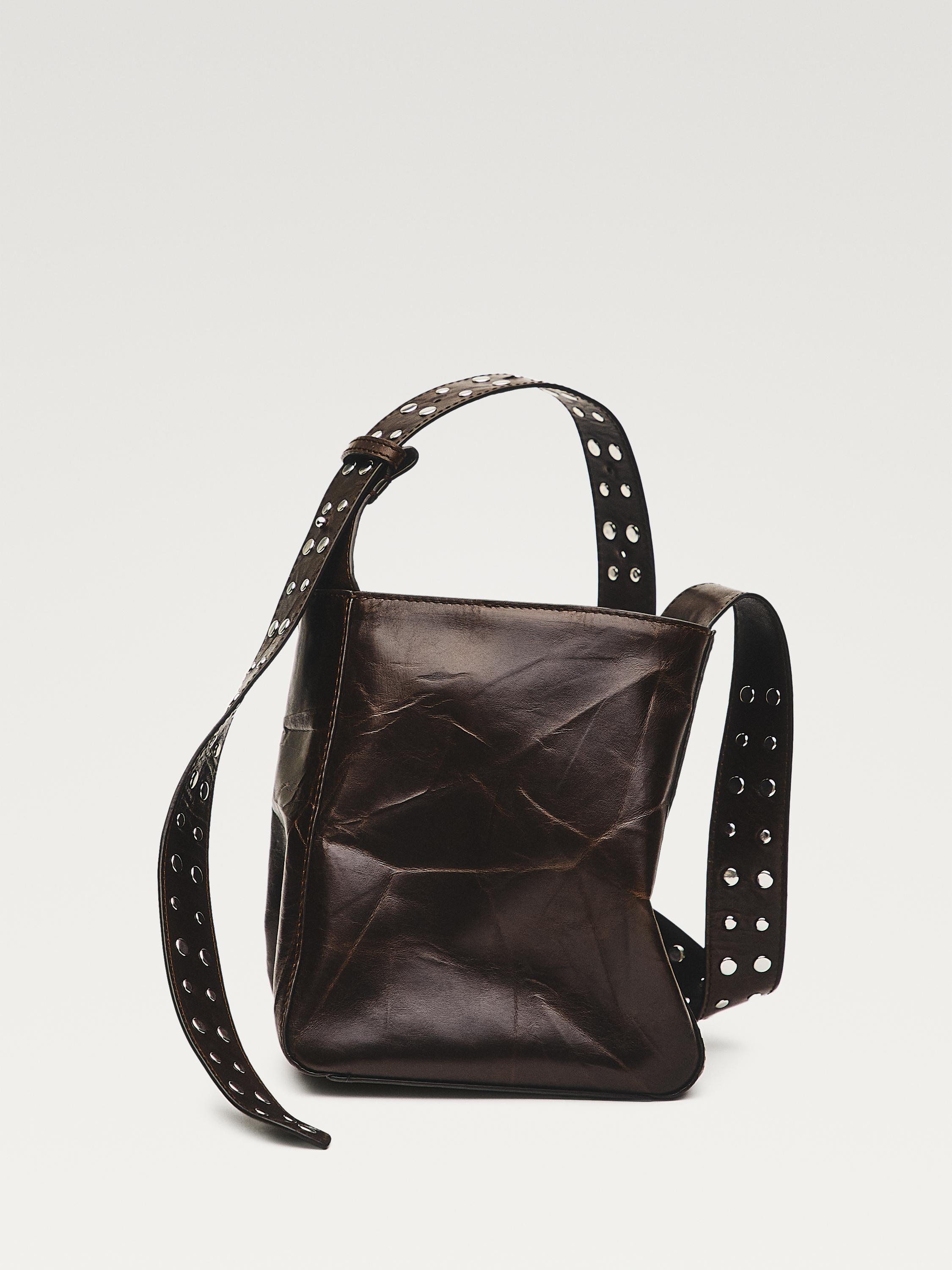 Borsa a secchiello con borchie in pelle nappata