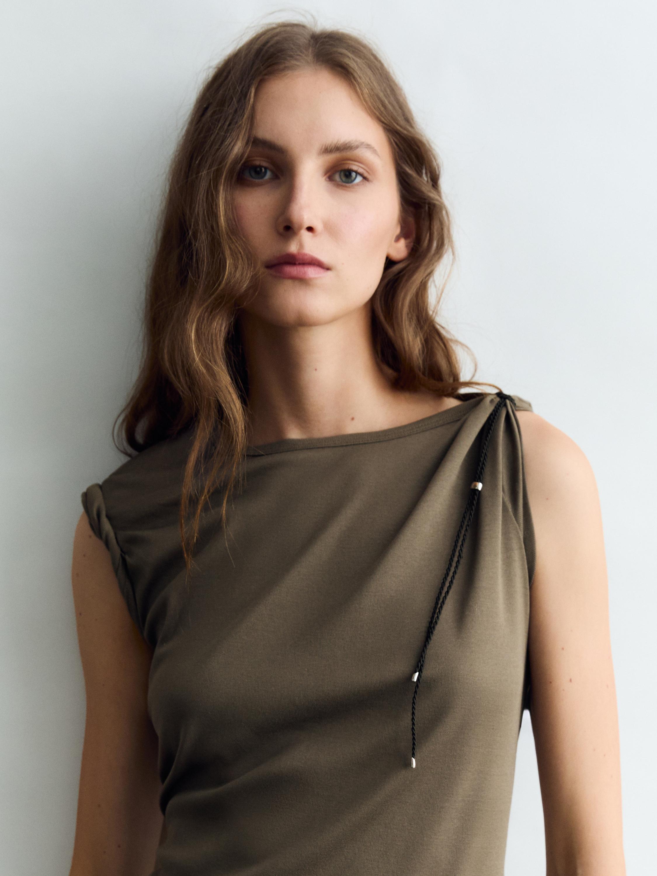 Short sleeve T-shirt with trim details