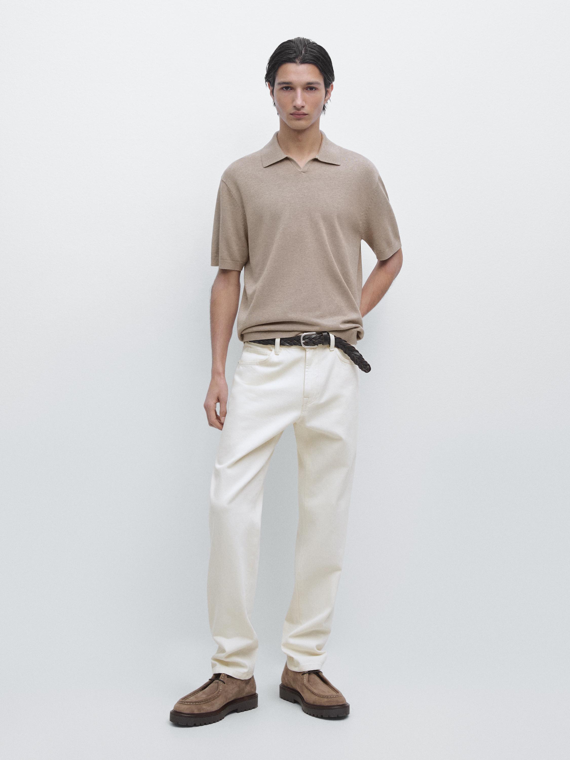 Conjunto de jersey polo visón de manga corta y pantalones blancos rectos.