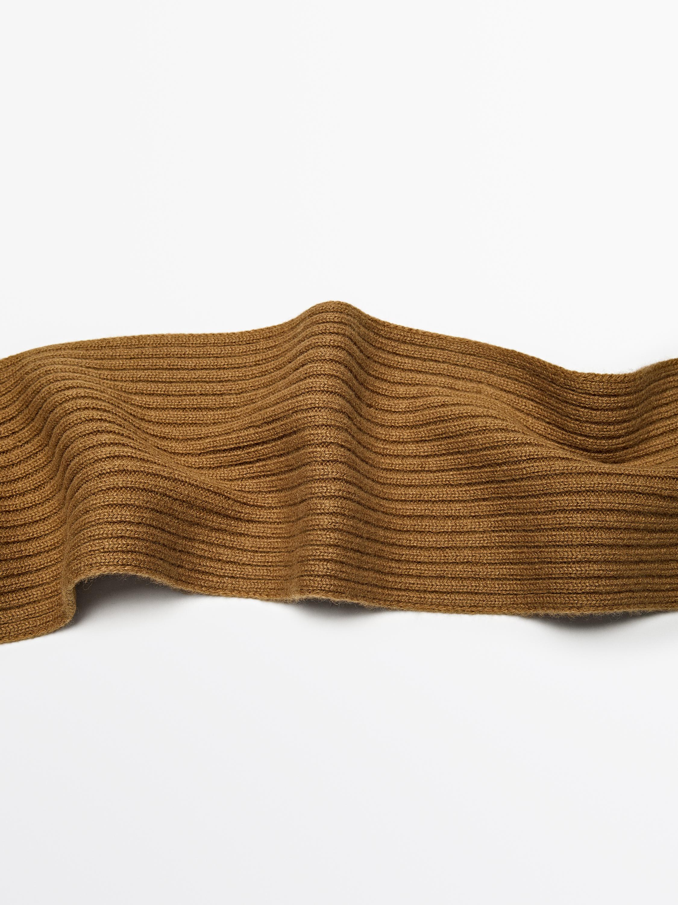 Fine ribbed fabric scarf