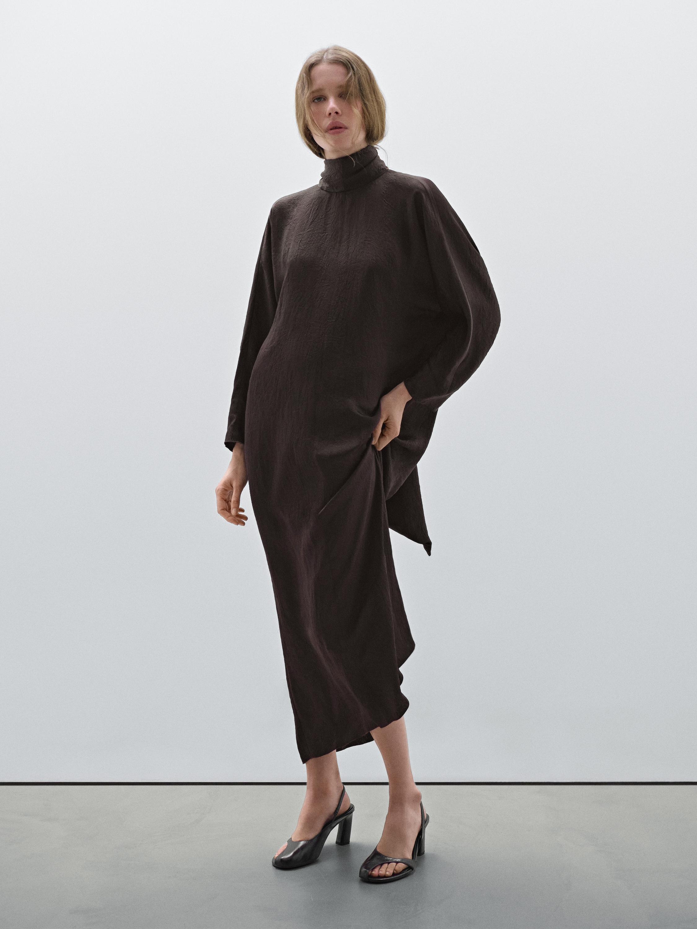 Fließendes Kleid mit Rückenausschnitt – Studio