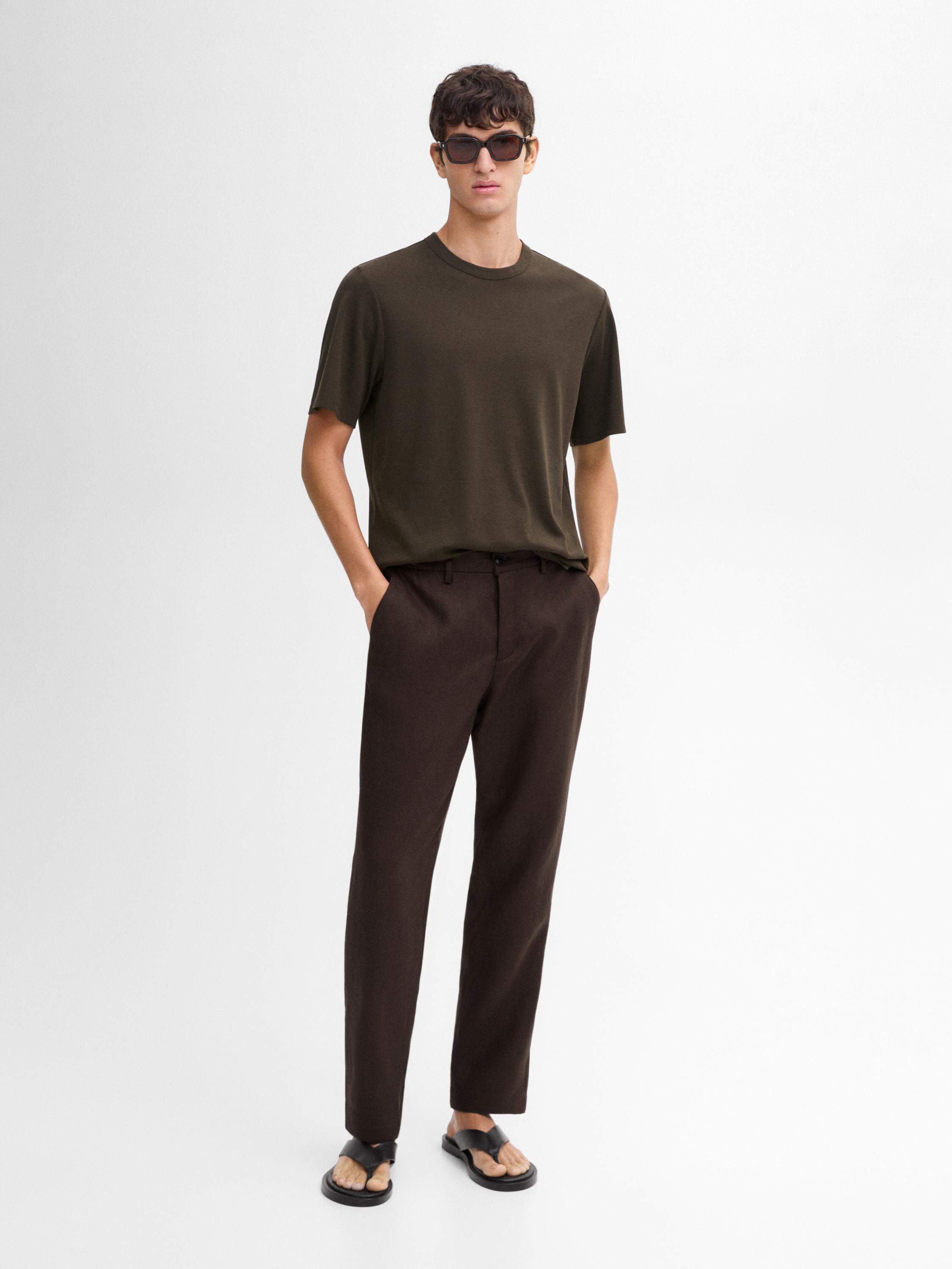Ensemble T-shirt marron et pantalon marron avec sandales noires
