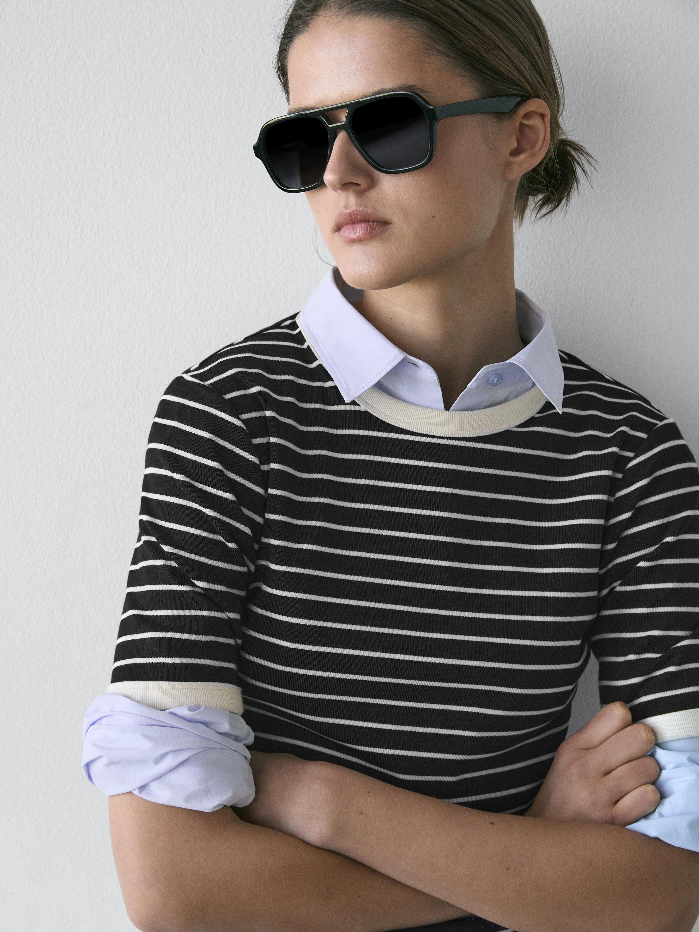 Short sleeve T-shirt with contrast stripes — BLACK