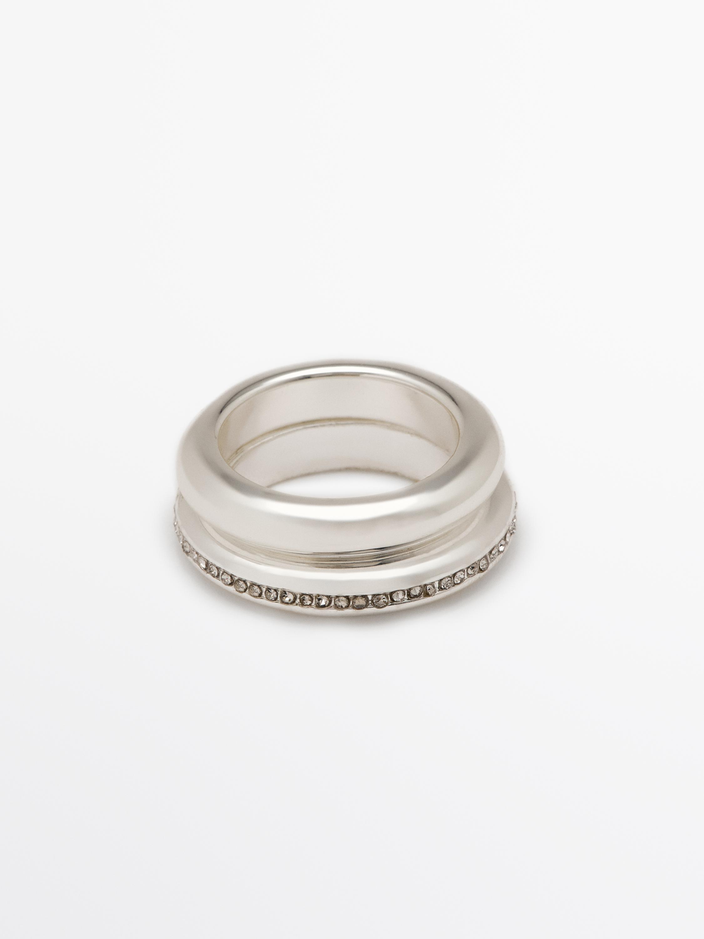 Pack of round shimmery rings