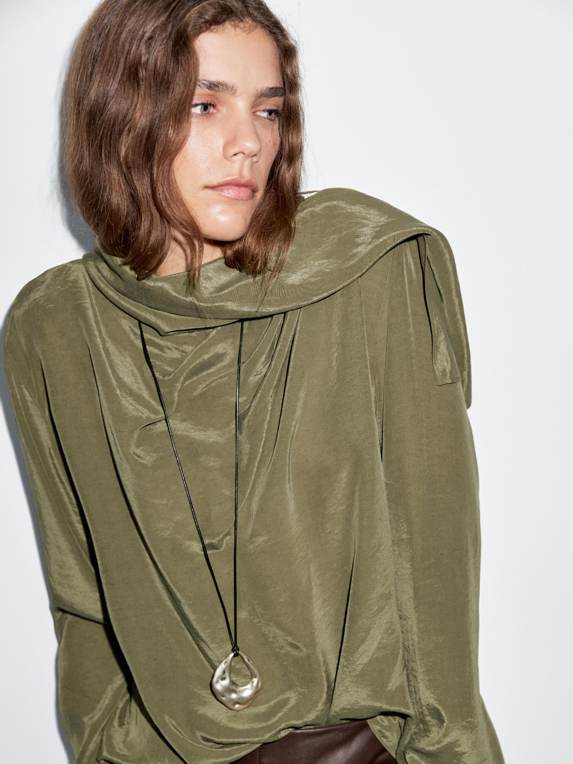 Flowing blouse with voluminous collar