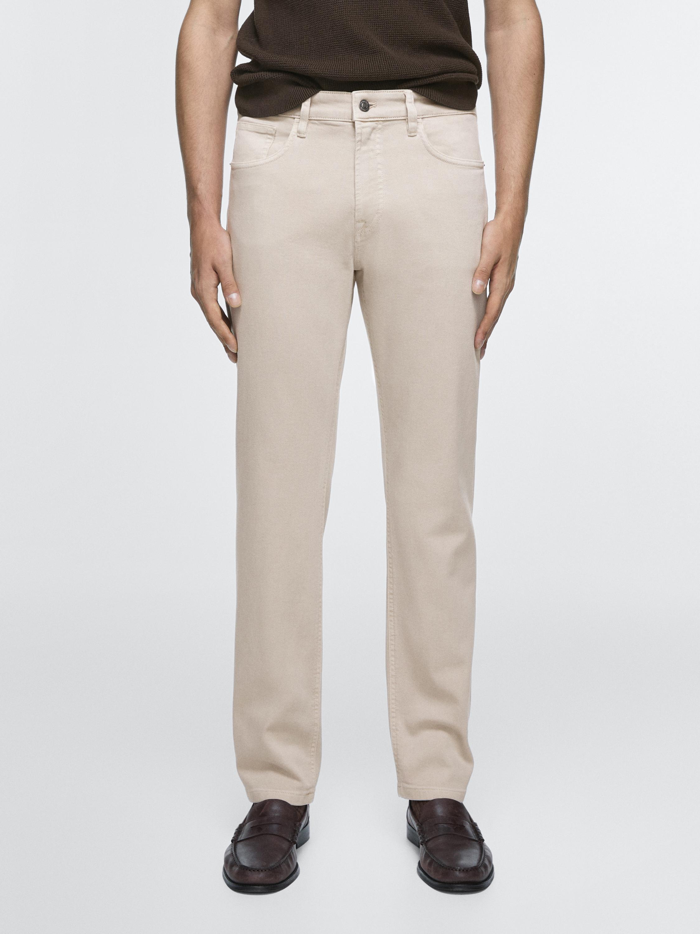 Conjunto de jeans piedra tapered fit con bolsillos delanteros y traseros, cierre de botón y cremallera.