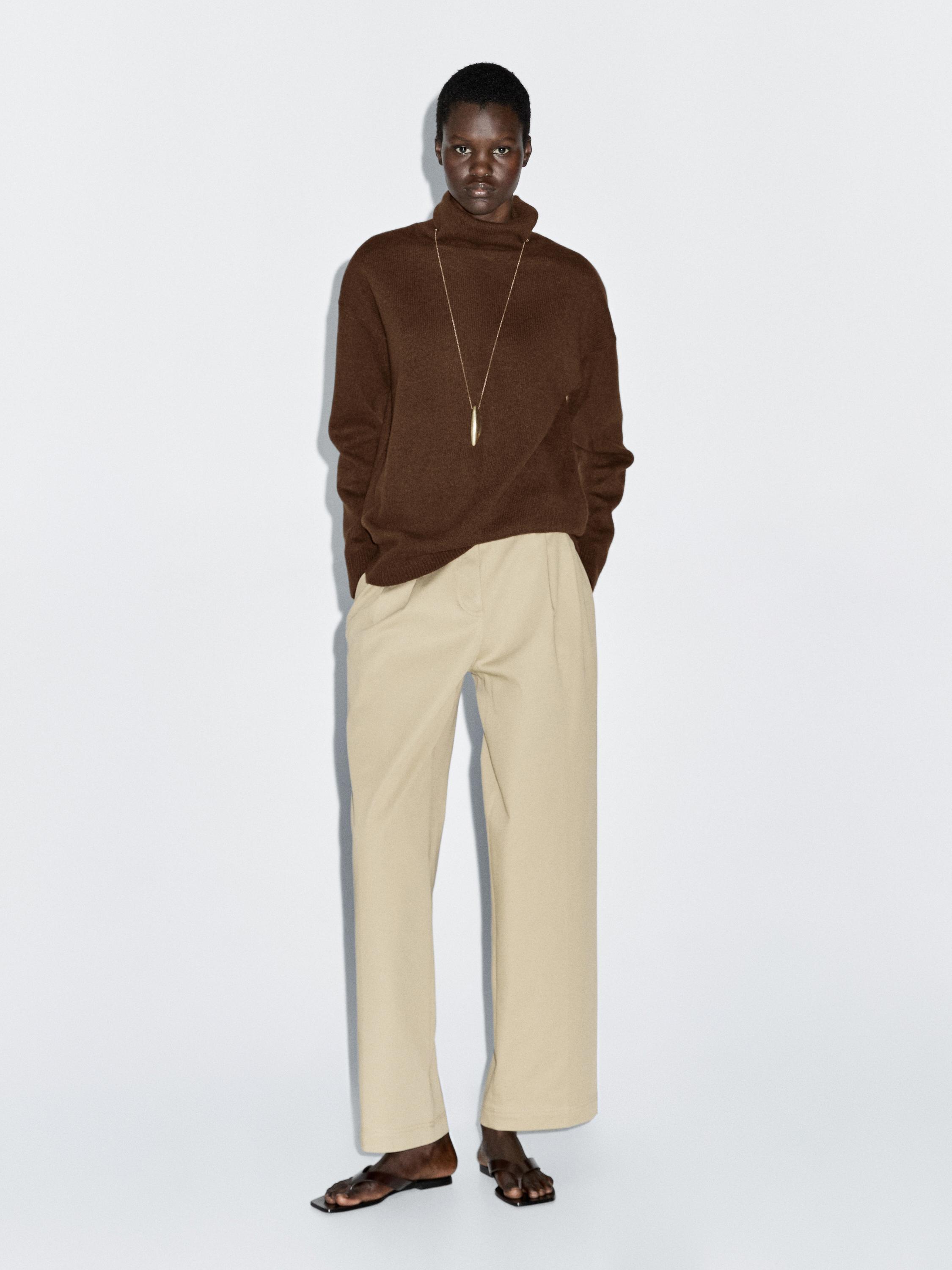 Adīts jauktas vilnas džemperis ar augstu, atlokāmu apkakli