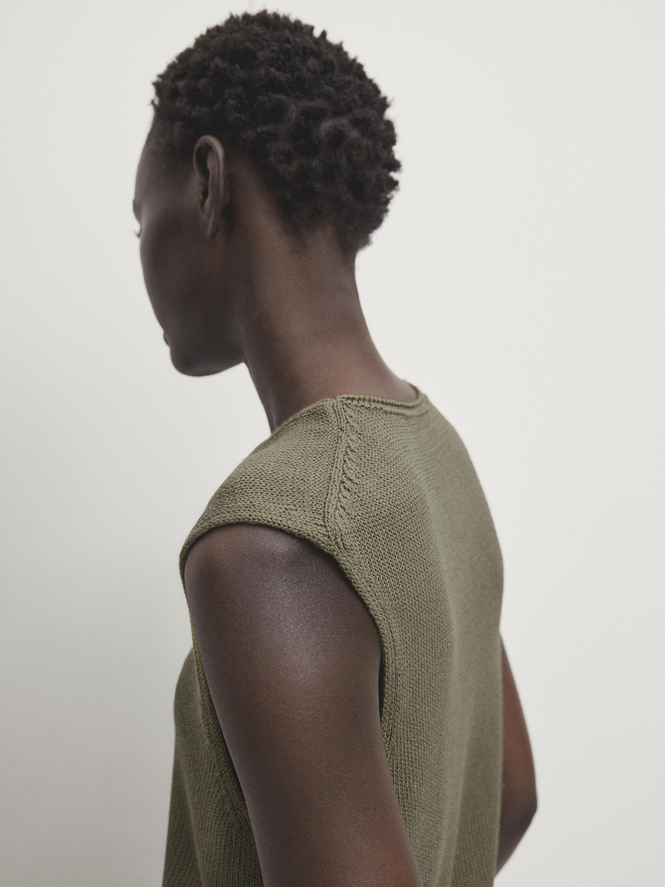 Knit top with neckline detail