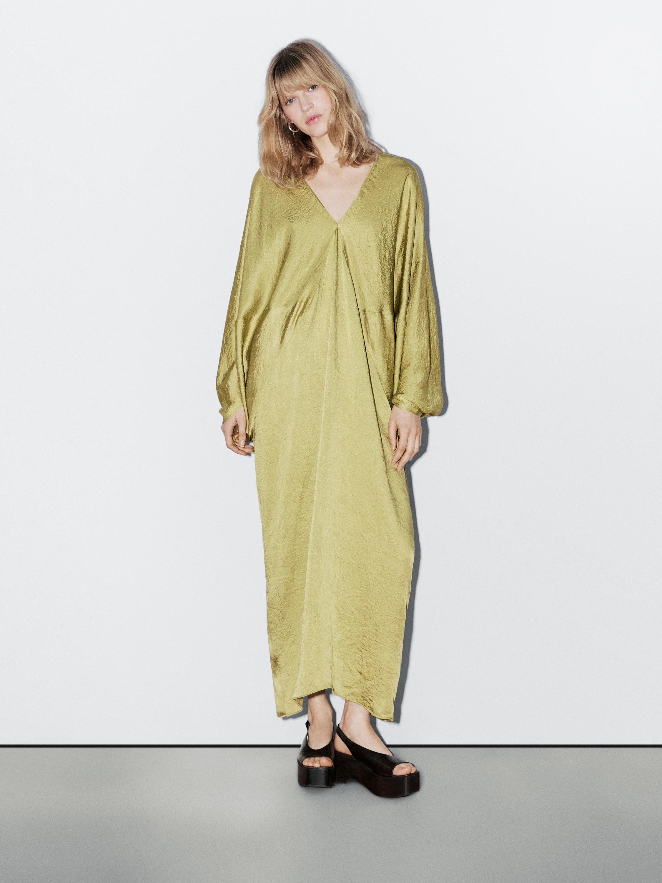 Luźna satynowa sukienka kimono − STUDIO