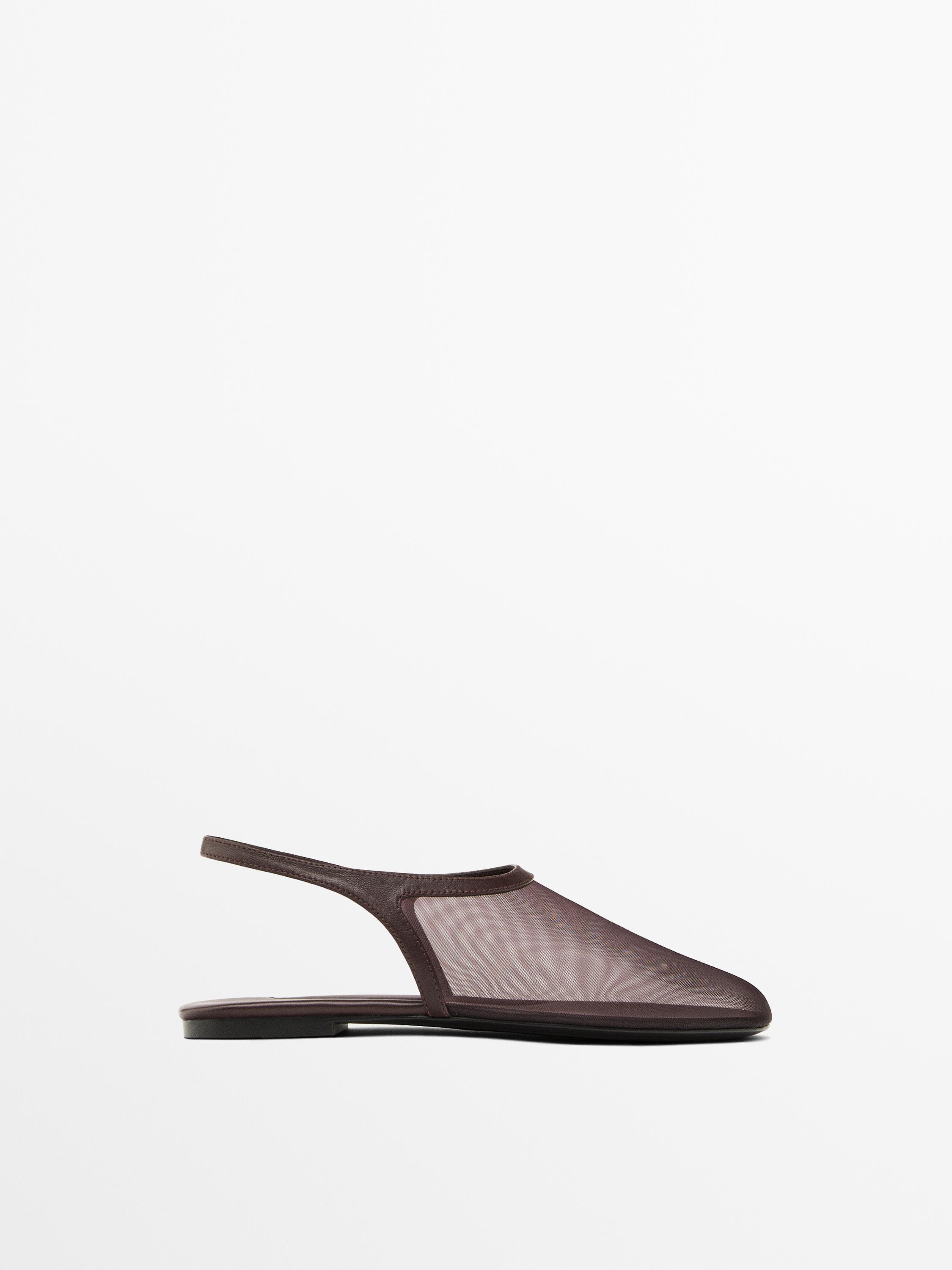 Vue latérale de sandale marron avec bride arrière et design transparent.