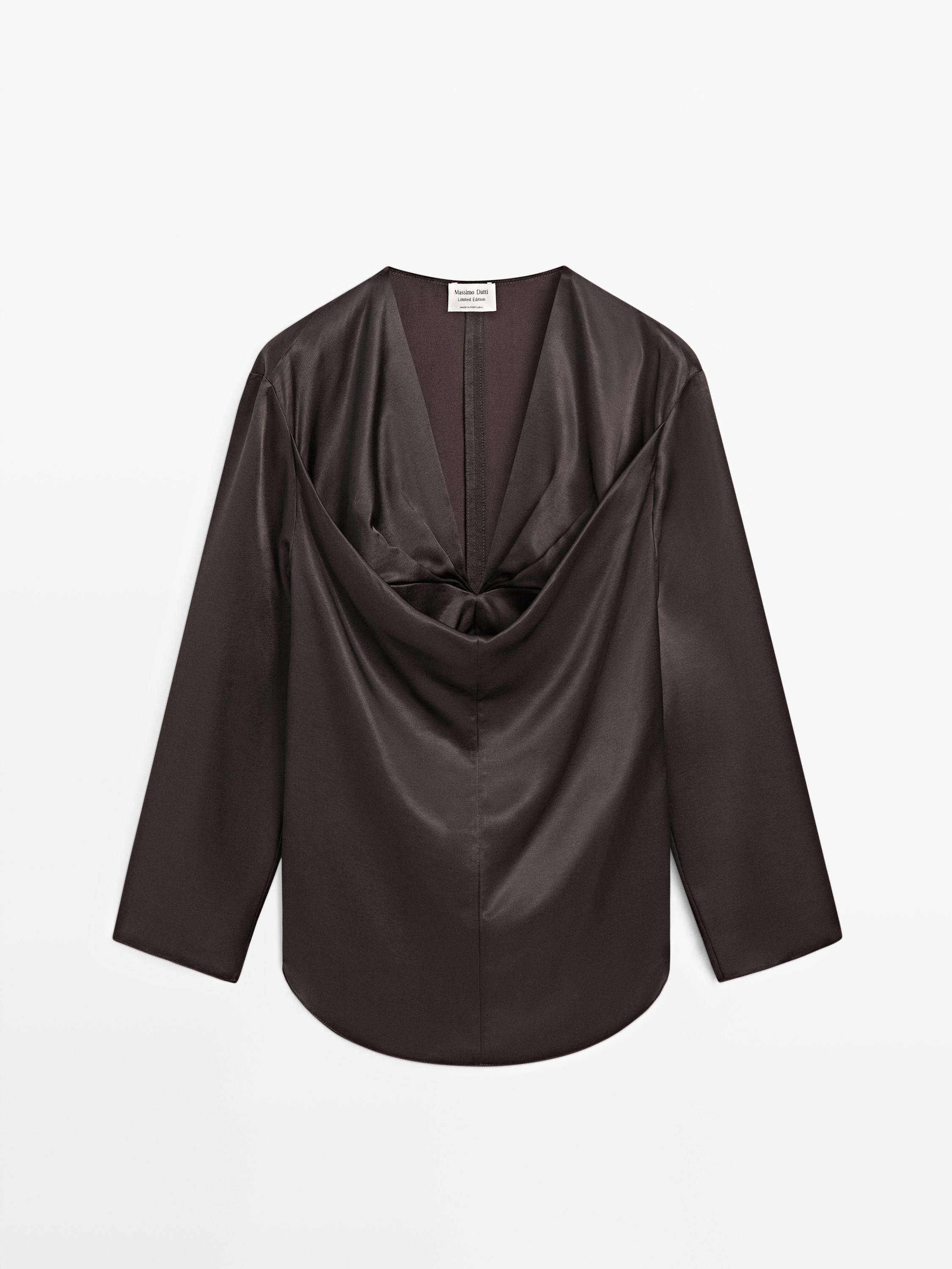Blusa satinatua eskotearen xehetasunarekin - LIMITED