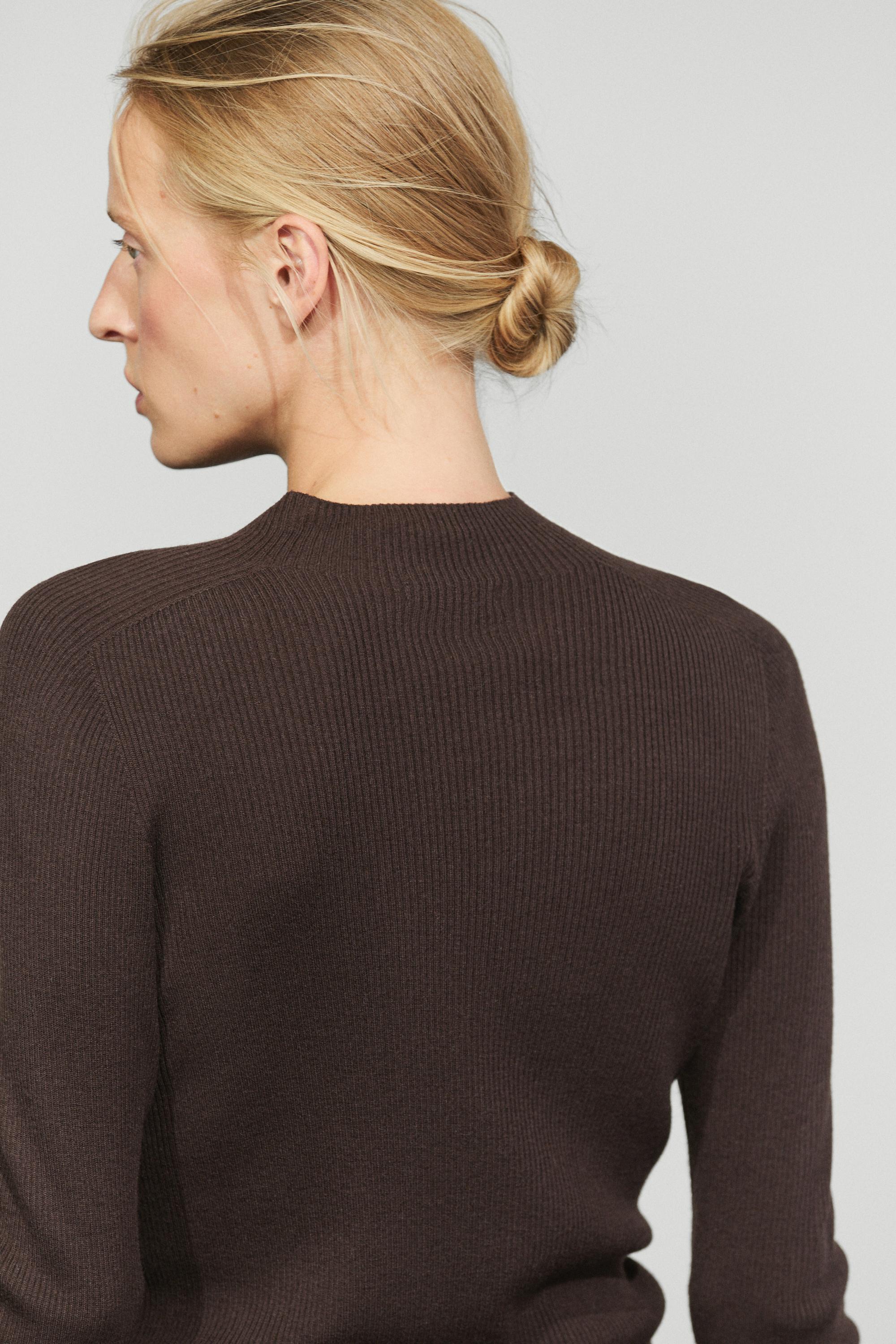Ribbed knit mock turtleneck sweater — BROWN