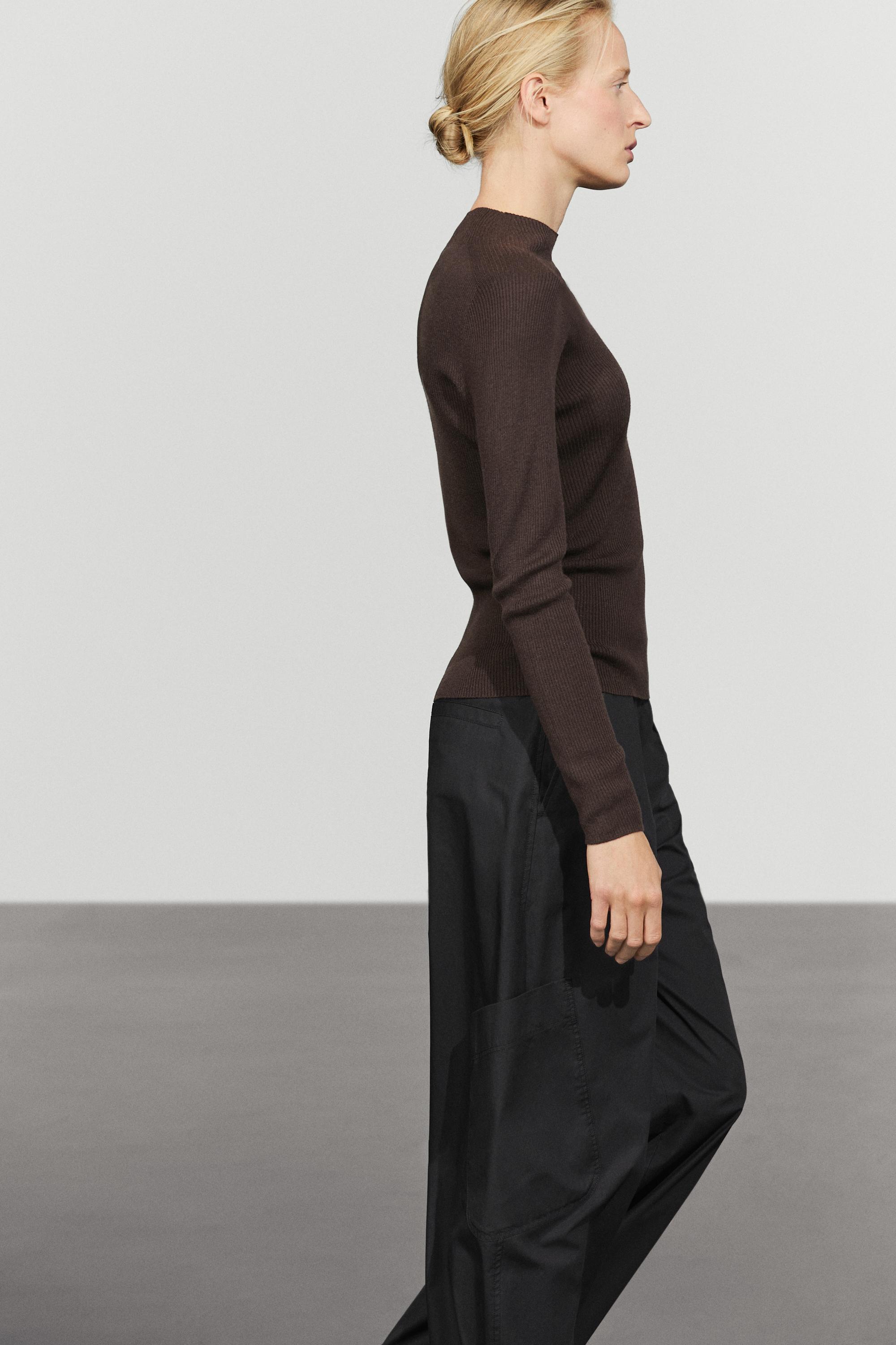 Ribbed knit mock turtleneck sweater — BROWN