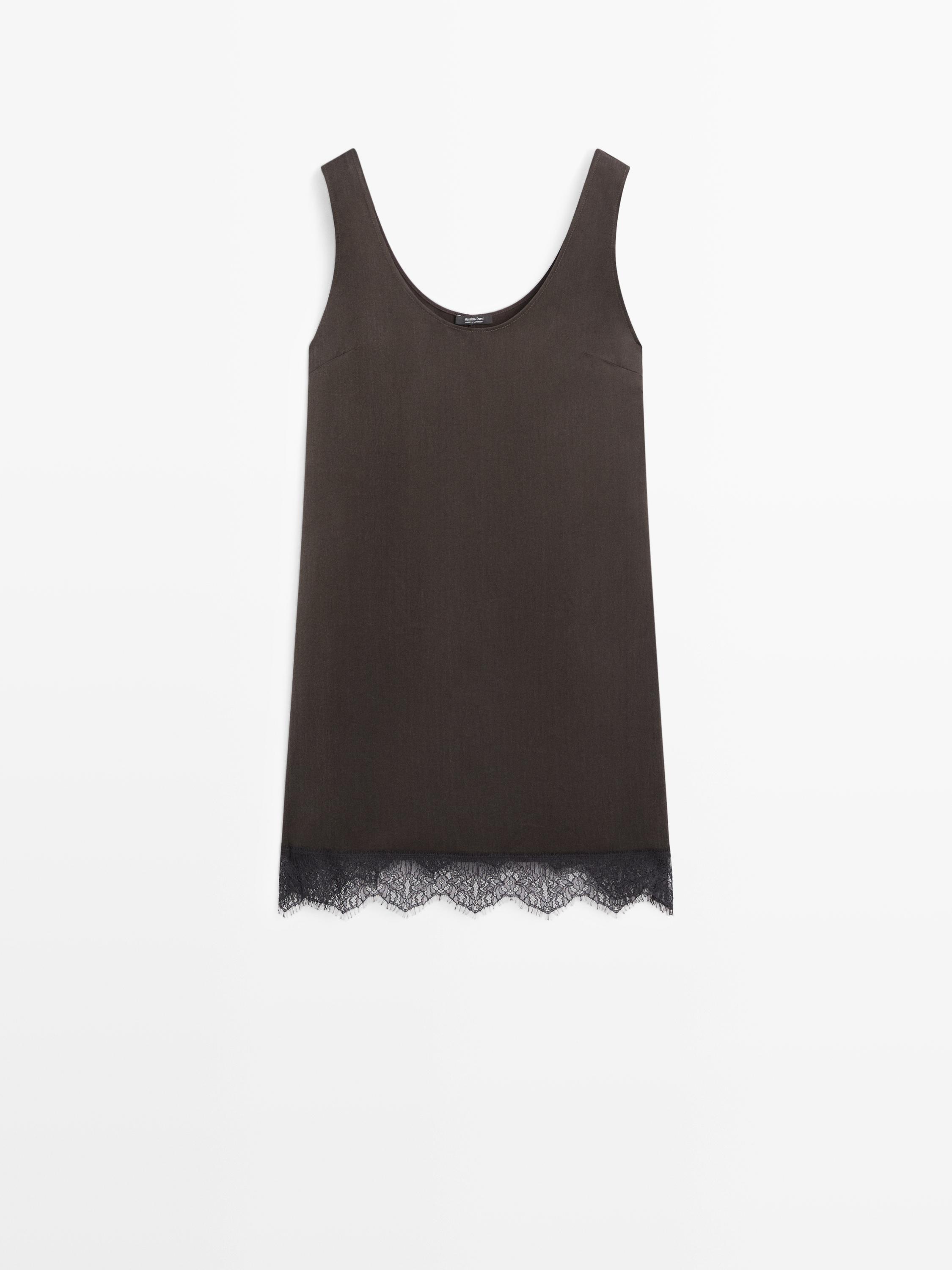 Μπροστινή όψη κοντού σοκολατί φορέματος χωρίς μανίκια με στρογγυλή λαιμόκοψη και λεπτομέρεια δαντέλας στο στρίφωμα.