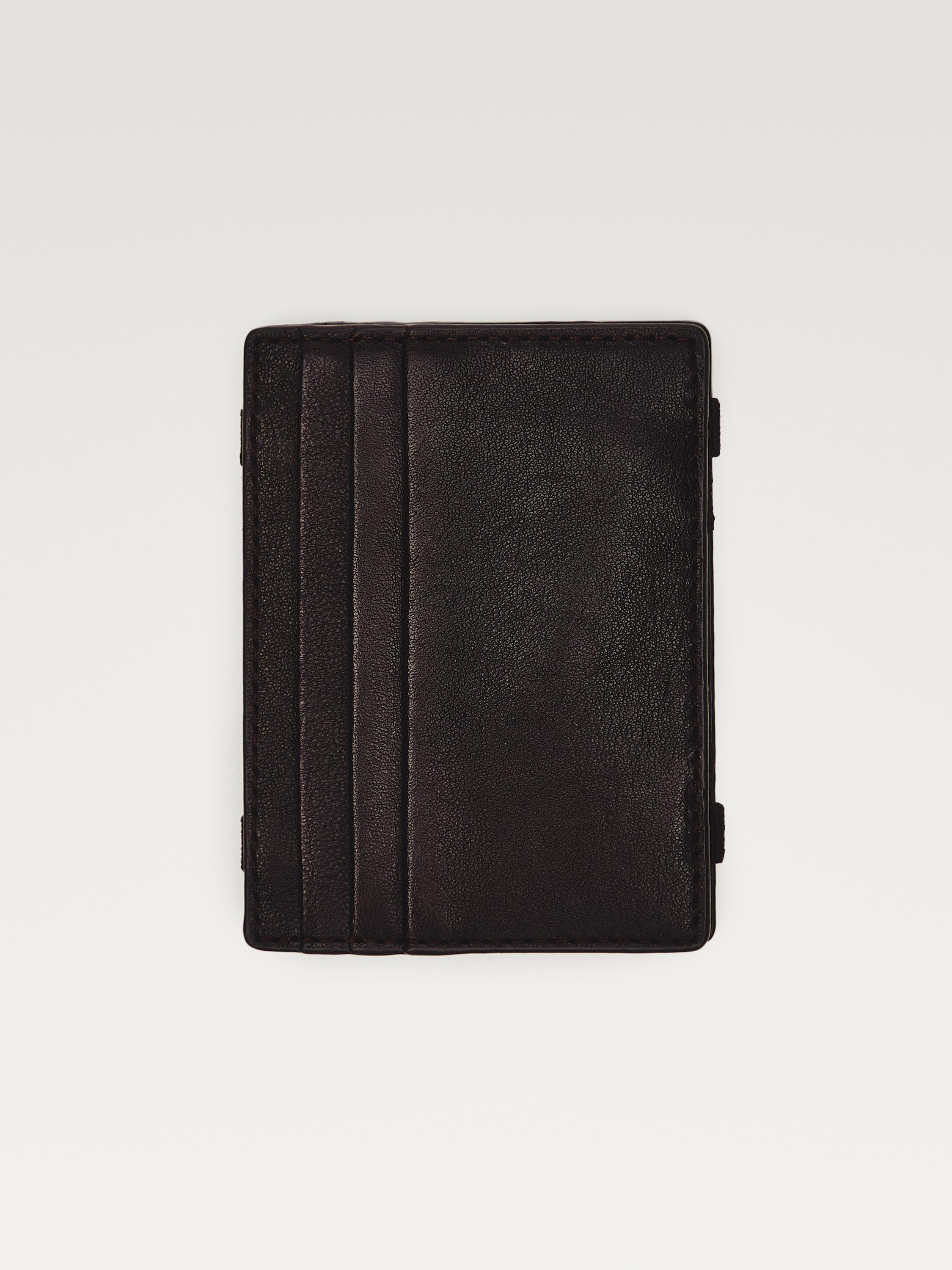 Vue de face d'un portefeuille marron avec fentes pour cartes et finition texturée.