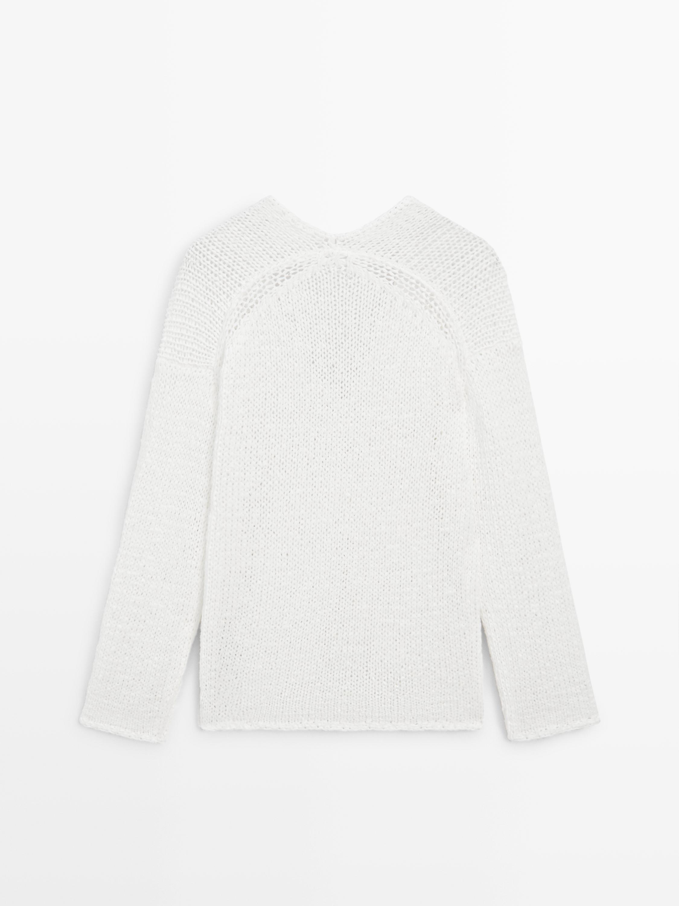 Vista trasera de suéter tricotine blanco óptico con mangas largas y cuello redondo.