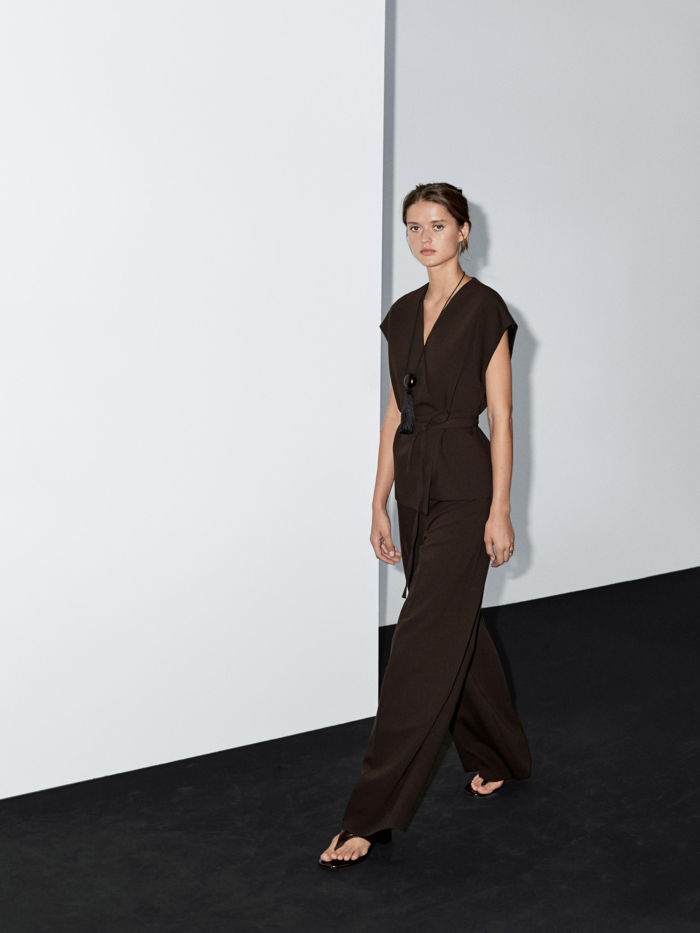 بنطلون بخصر مرتفع وساق عريضة