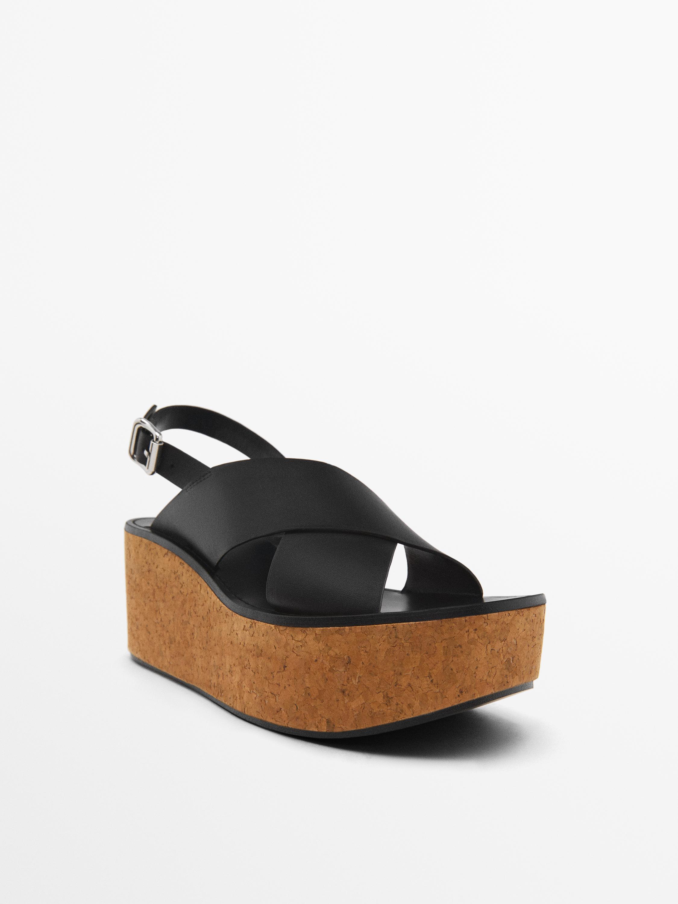 Sepatu wedge dengan tali bersilang